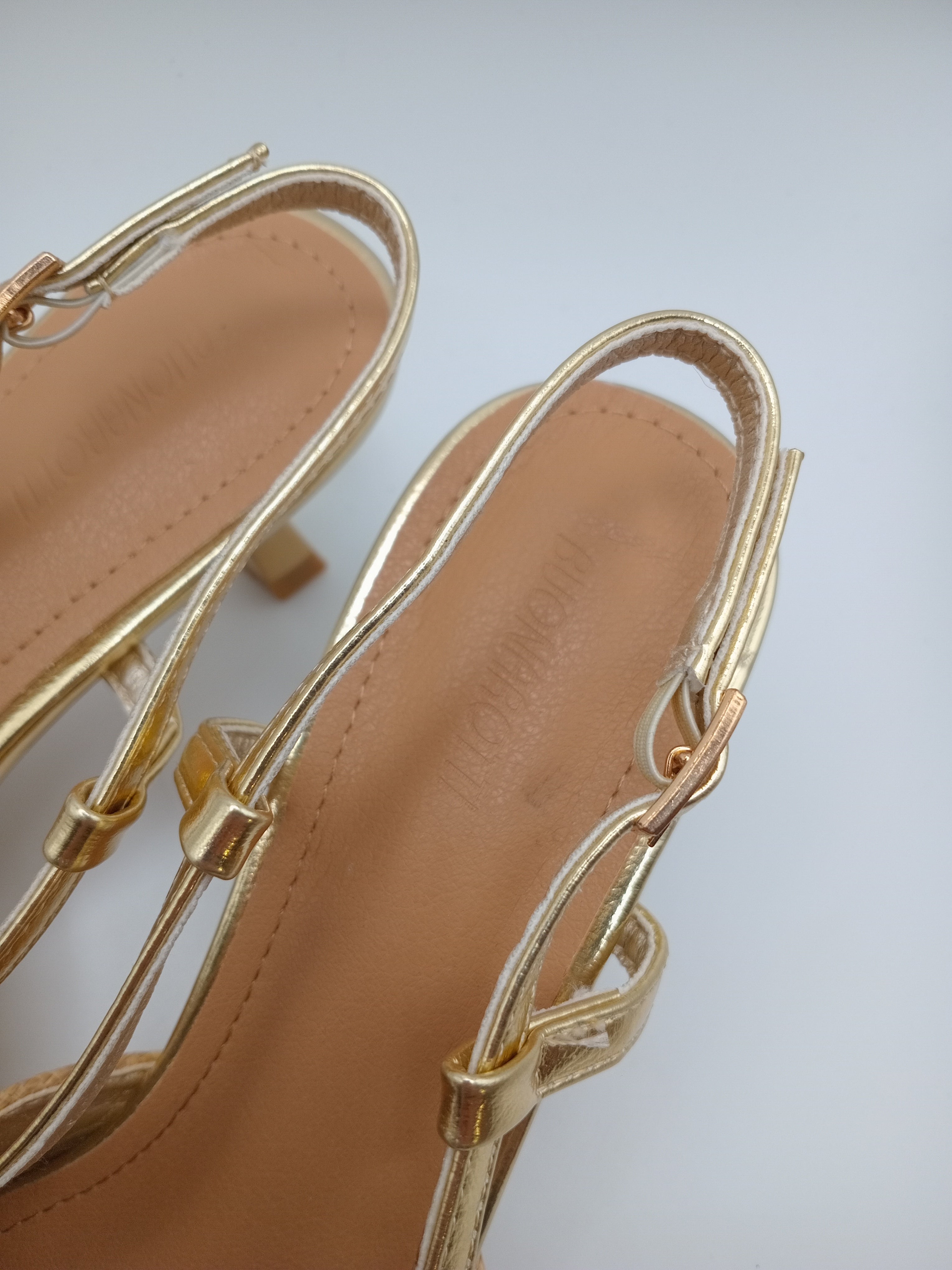 SABRINA SALTO MULLET BUONAROTTI BEGE DOURADO APLICAÇÃO QUADRADO PEDRA BRILHO BICUDO