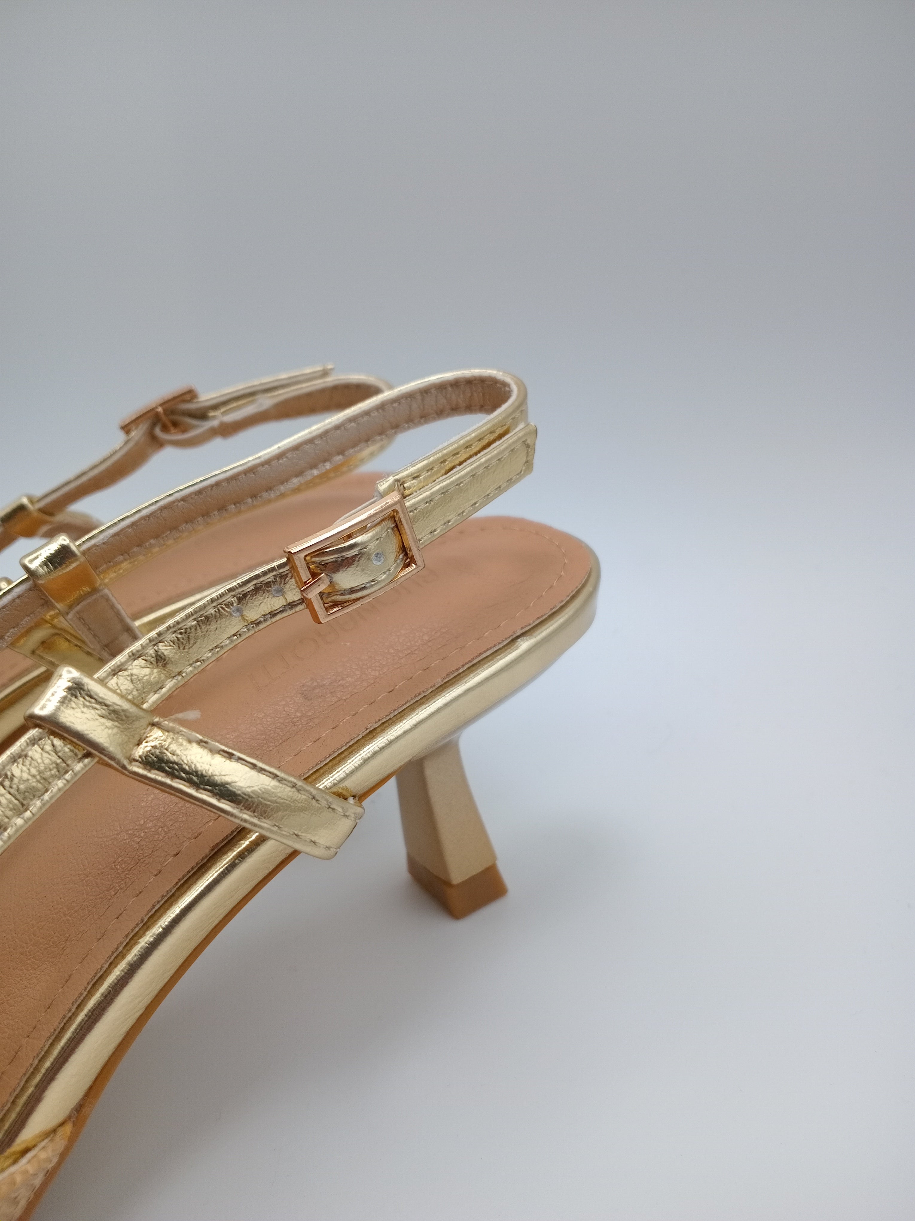 SABRINA SALTO MULLET BUONAROTTI BEGE DOURADO APLICAÇÃO QUADRADO PEDRA BRILHO BICUDO