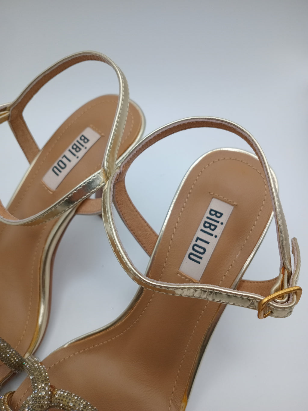 SALTO SANDÁLIA BIBI LOU DOURADO COURO PEDRA BRILHO CRAVEJADA AGULHA