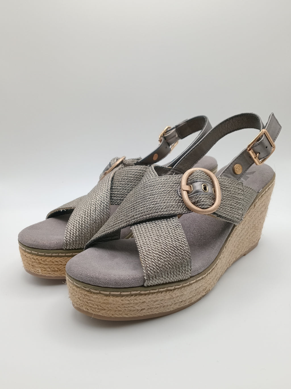 Sandália de Cunha Xti Alta e Plataforma em Juta para Mulher; Calçado de Verão Confortável com Salto e Fivela Redonda Dourada; Sapatos Casuais Elegantes com Tiras Entrelaçadas e Ajuste no Tornozelo