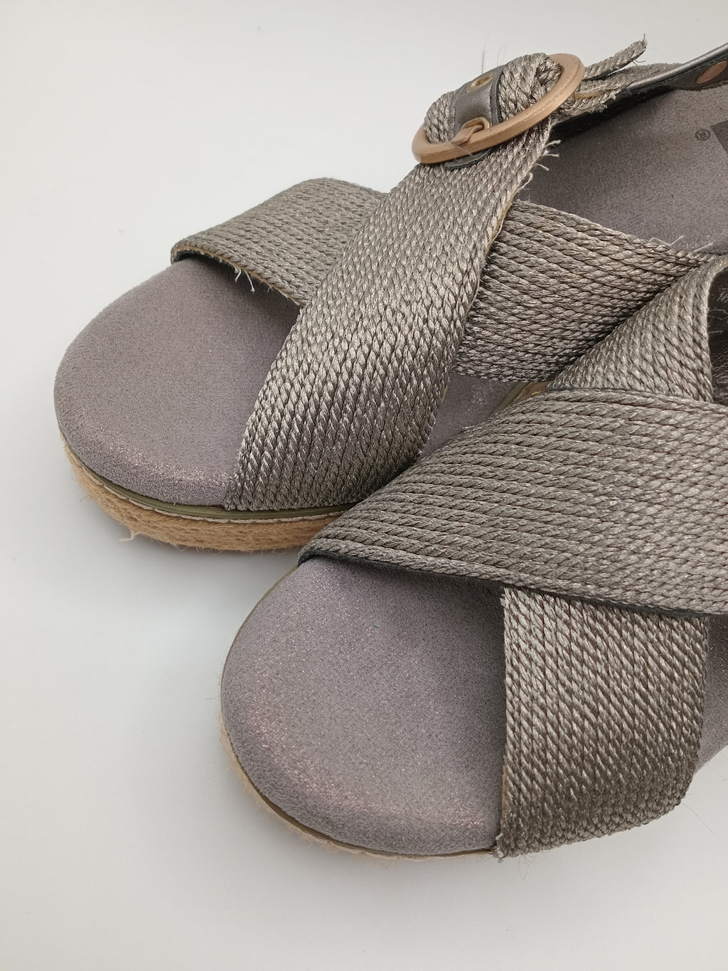 Sandália de Cunha Xti Alta e Plataforma em Juta para Mulher; Calçado de Verão Confortável com Salto e Fivela Redonda Dourada; Sapatos Casuais Elegantes com Tiras Entrelaçadas e Ajuste no Tornozelo