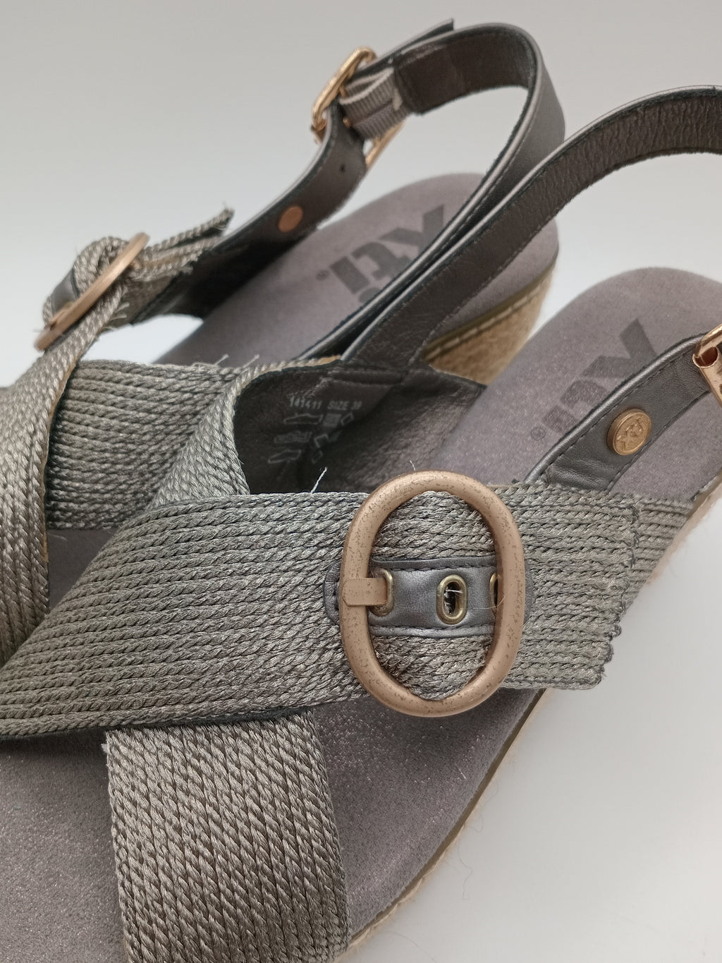 Sandália de Cunha Xti Alta e Plataforma em Juta para Mulher; Calçado de Verão Confortável com Salto e Fivela Redonda Dourada; Sapatos Casuais Elegantes com Tiras Entrelaçadas e Ajuste no Tornozelo
