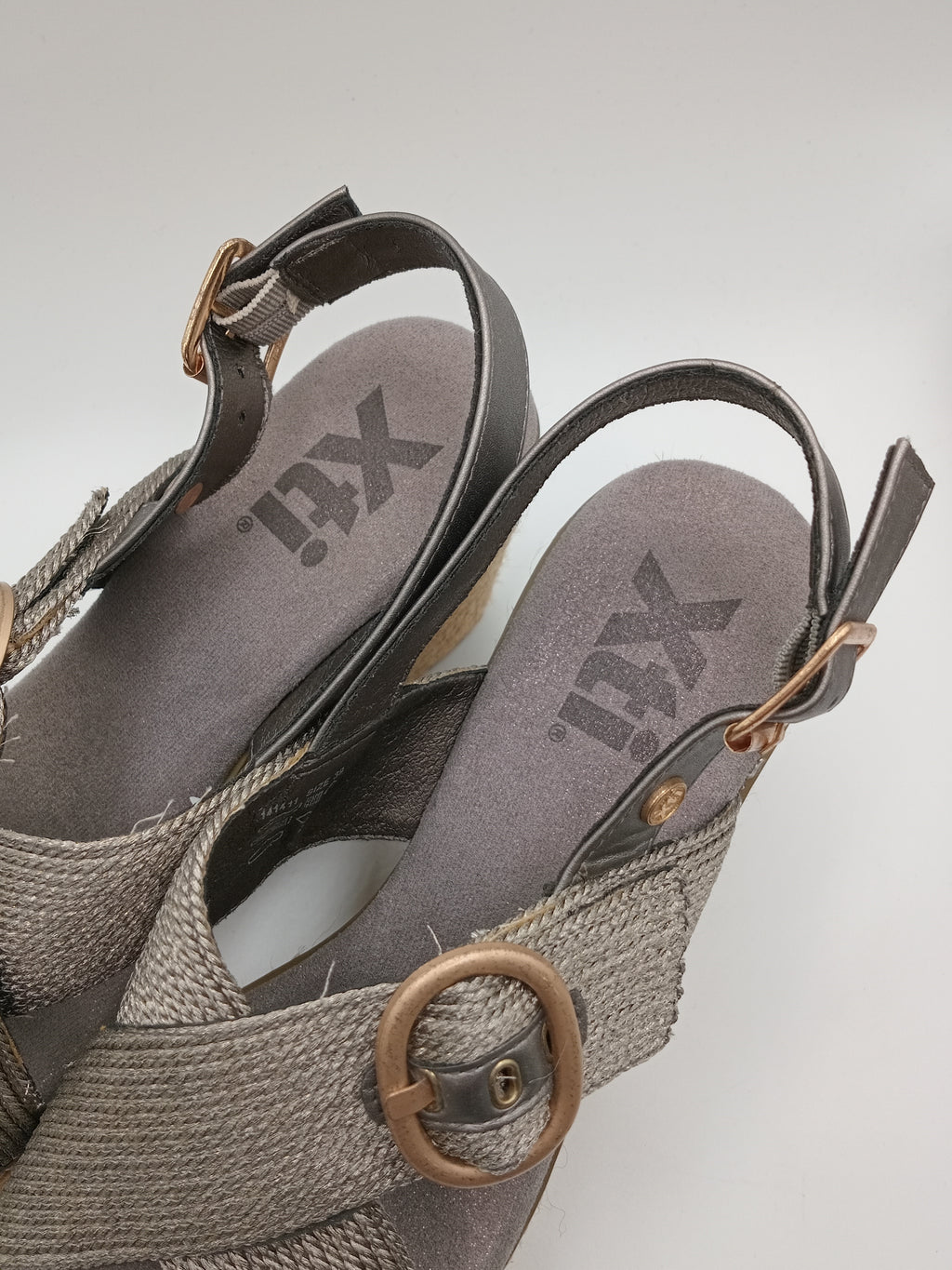 Sandália de Cunha Xti Alta e Plataforma em Juta para Mulher; Calçado de Verão Confortável com Salto e Fivela Redonda Dourada; Sapatos Casuais Elegantes com Tiras Entrelaçadas e Ajuste no Tornozelo