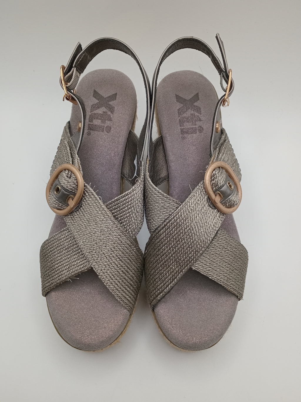 Sandália de Cunha Xti Alta e Plataforma em Juta para Mulher; Calçado de Verão Confortável com Salto e Fivela Redonda Dourada; Sapatos Casuais Elegantes com Tiras Entrelaçadas e Ajuste no Tornozelo