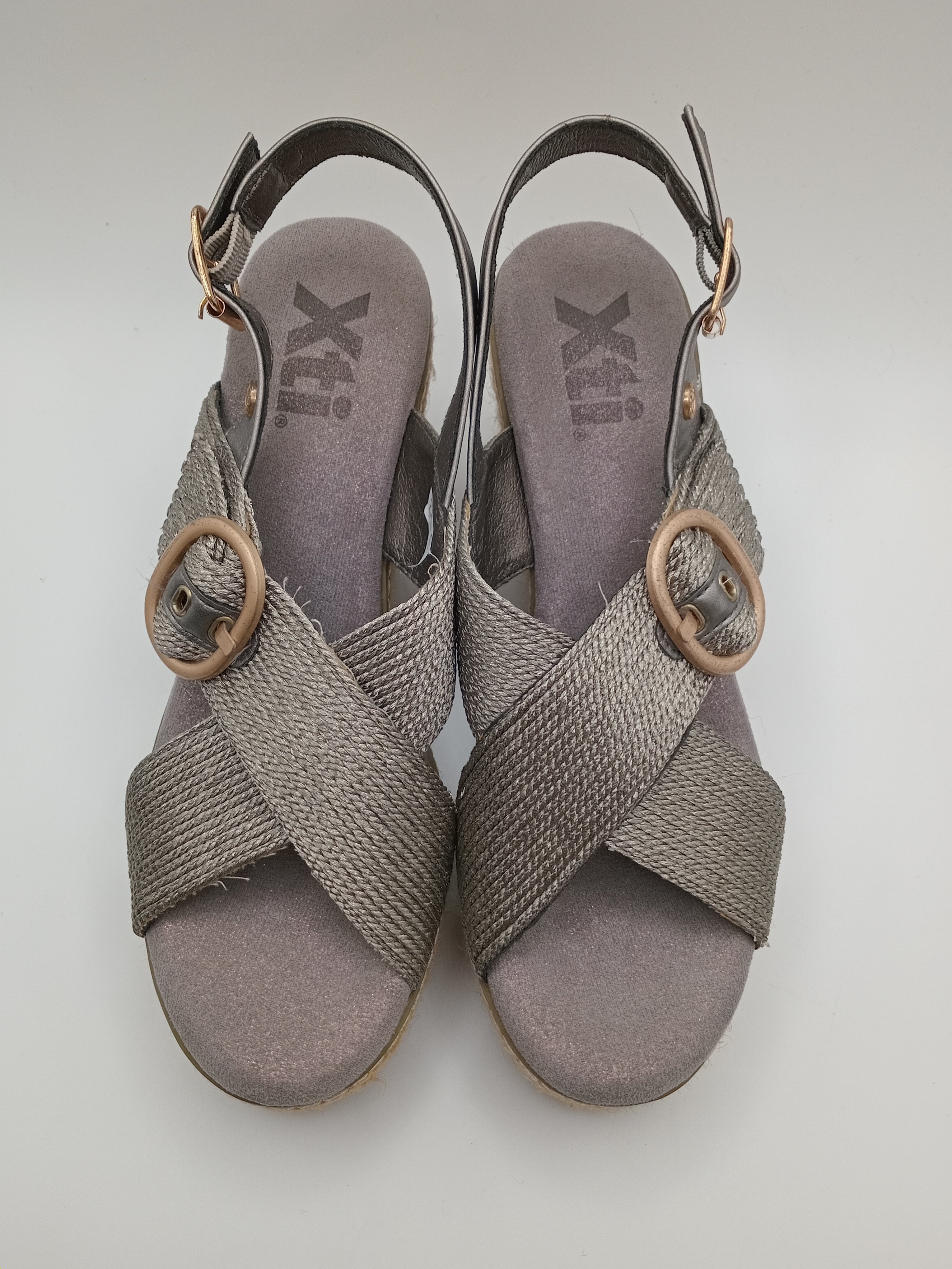 Sandália de Cunha Xti Alta e Plataforma em Juta para Mulher; Calçado de Verão Confortável com Salto e Fivela Redonda Dourada; Sapatos Casuais Elegantes com Tiras Entrelaçadas e Ajuste no Tornozelo