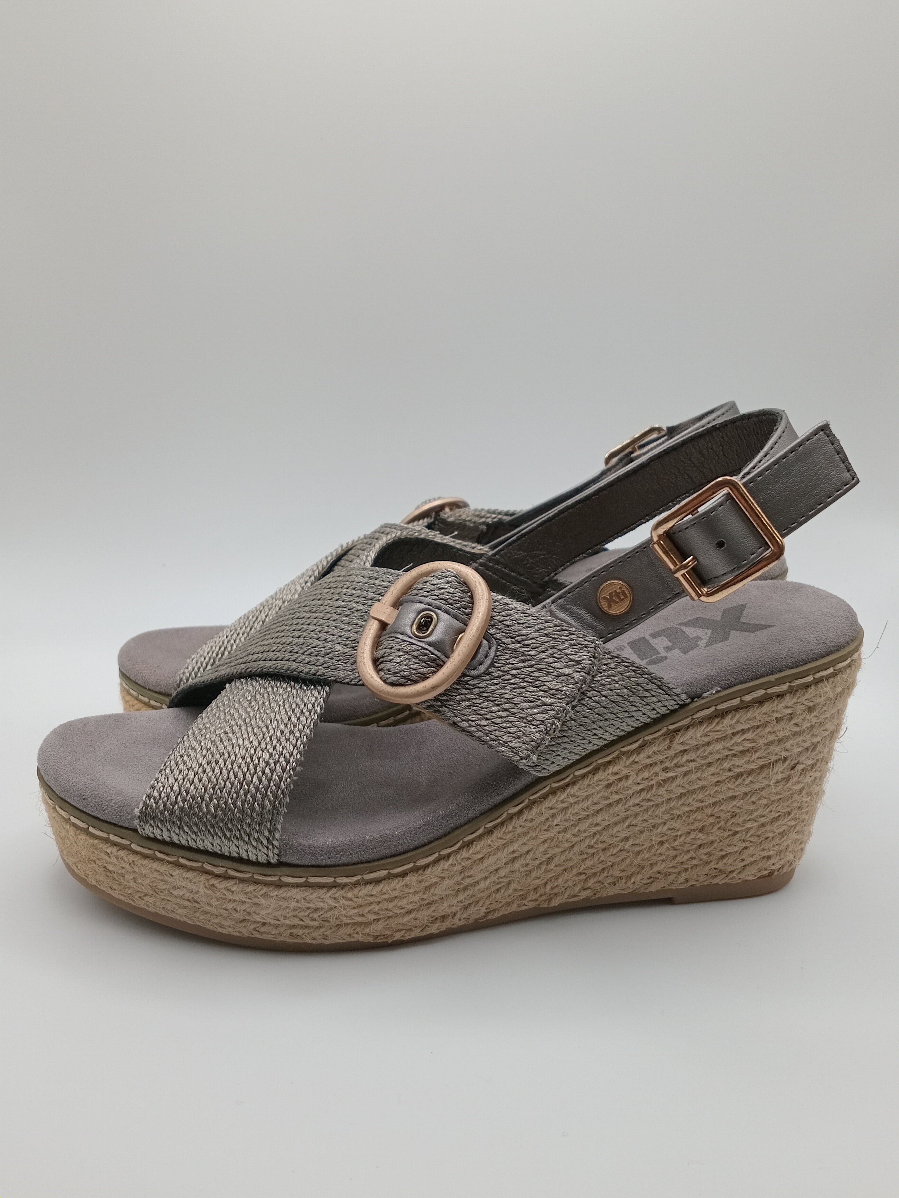 Sandália de Cunha Xti Alta e Plataforma em Juta para Mulher; Calçado de Verão Confortável com Salto e Fivela Redonda Dourada; Sapatos Casuais Elegantes com Tiras Entrelaçadas e Ajuste no Tornozelo