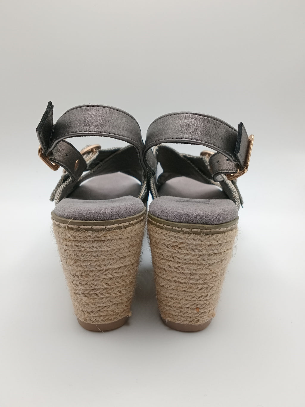 Sandália de Cunha Xti Alta e Plataforma em Juta para Mulher; Calçado de Verão Confortável com Salto e Fivela Redonda Dourada; Sapatos Casuais Elegantes com Tiras Entrelaçadas e Ajuste no Tornozelo