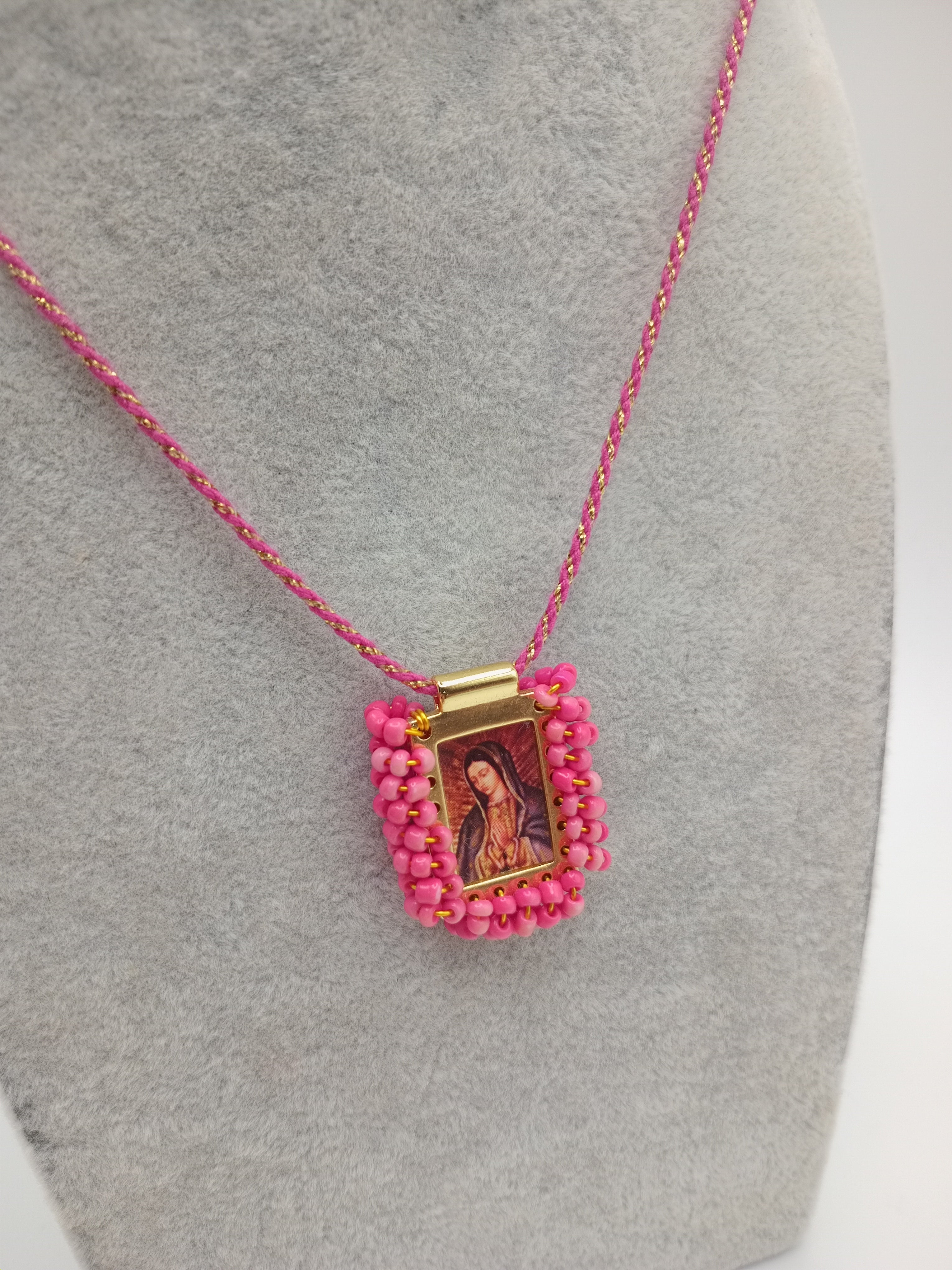 COLAR MARIA MÃE DE JESUS ROSA MISSANGAS CORDÃO AJUSTÁVEL