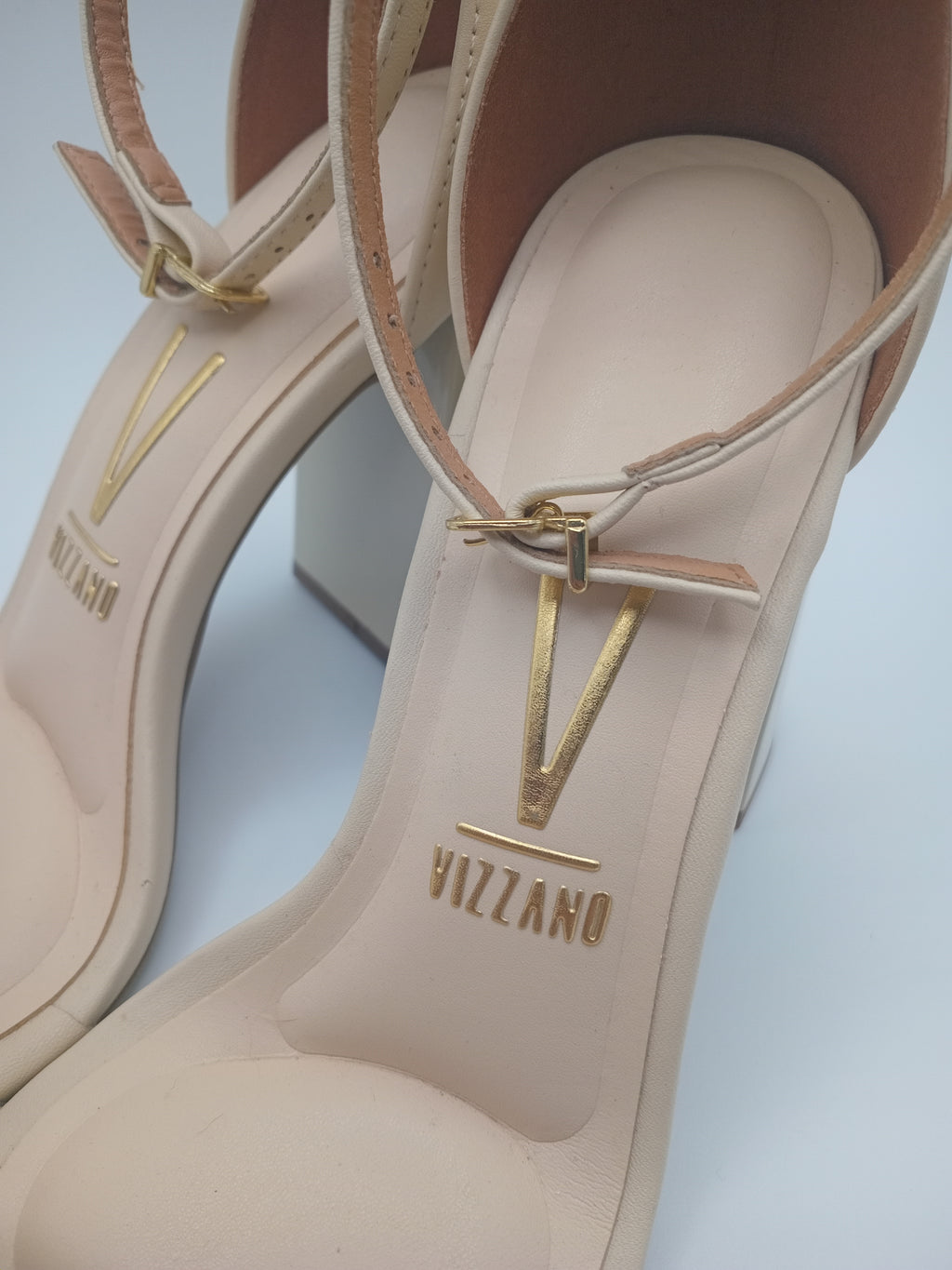 Sandália Vizzano Salto Bloco Médio; Calçado Feminino Clássico Bege Creme Nude; Sapato com Pulseira no Tornozelo para Casamentos e Festas