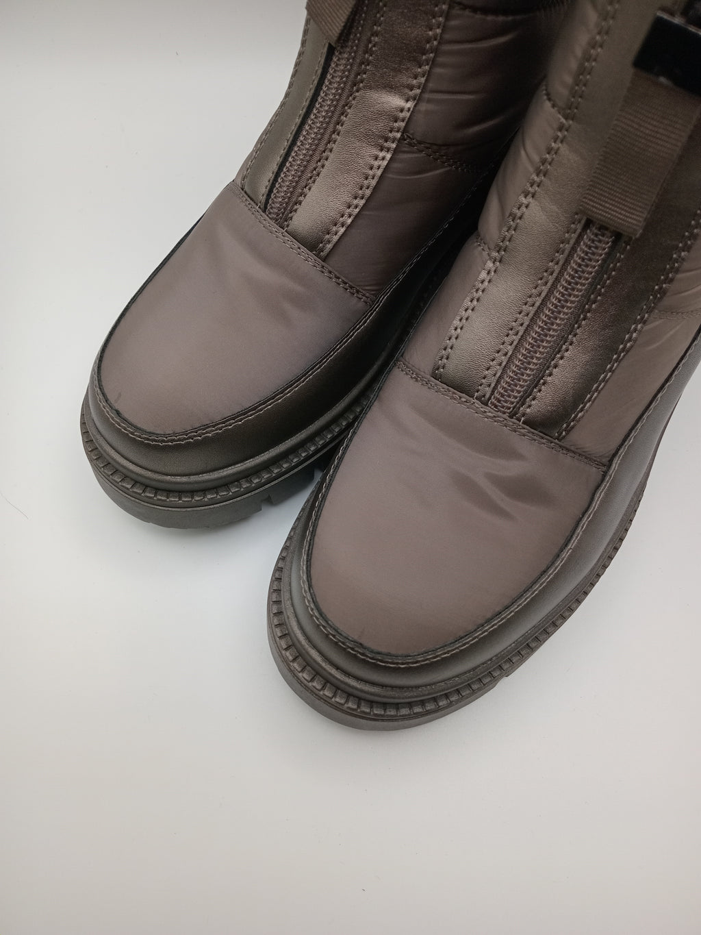 BOTA XTI CINZA PRATA ZIPER FRONTAL TECIDO IMPERMEAVEL