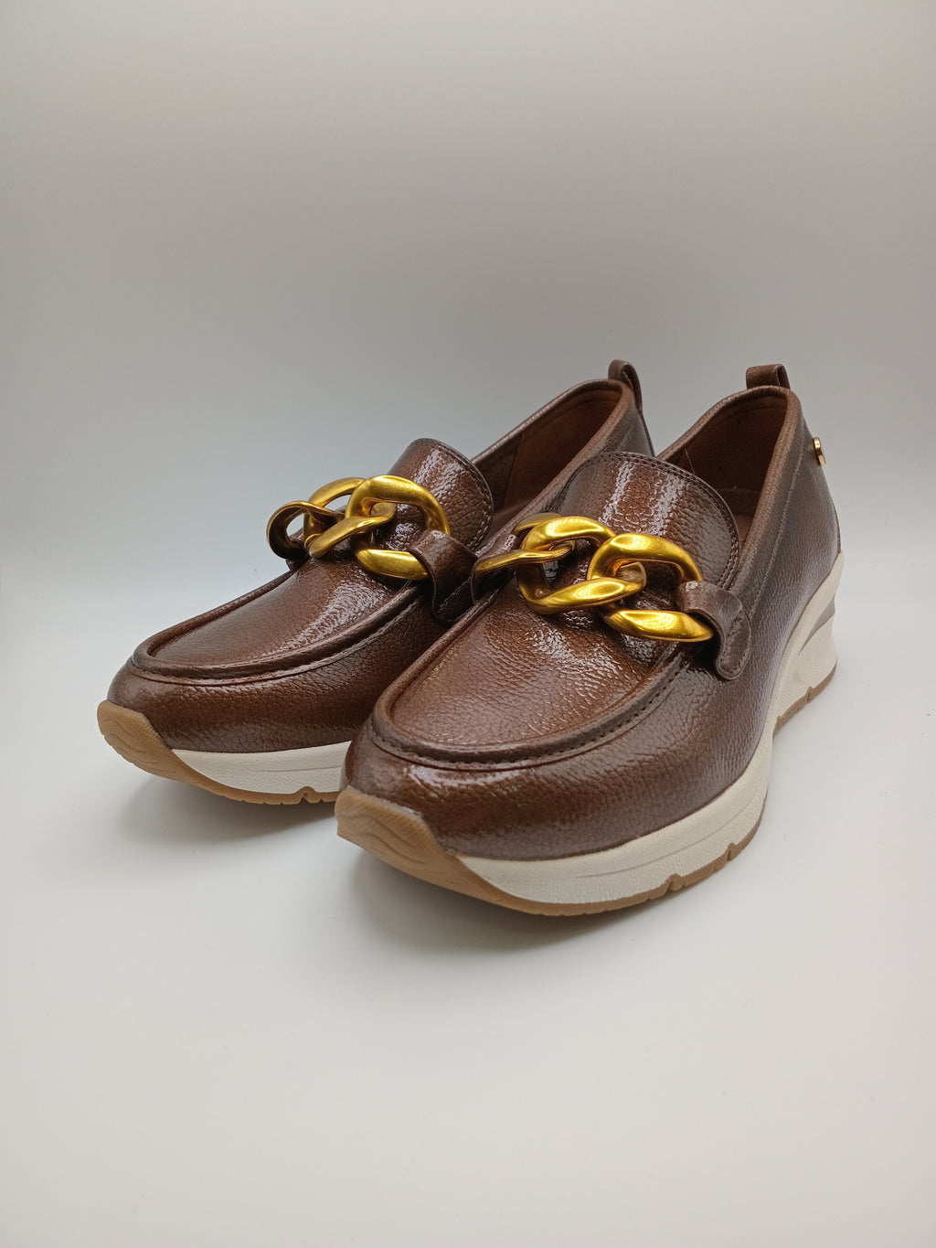 MOCASSIM PLATAFORMA XTI TAUPE CASTANHO ESCURO ECO PELE TIRA CORRENTE BICO REDONDO