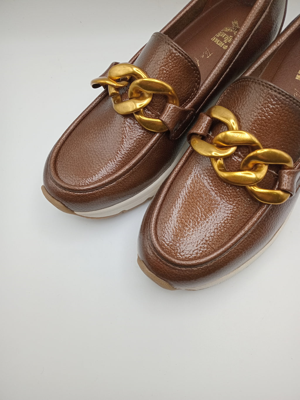MOCASSIM PLATAFORMA XTI TAUPE CASTANHO ESCURO ECO PELE TIRA CORRENTE BICO REDONDO