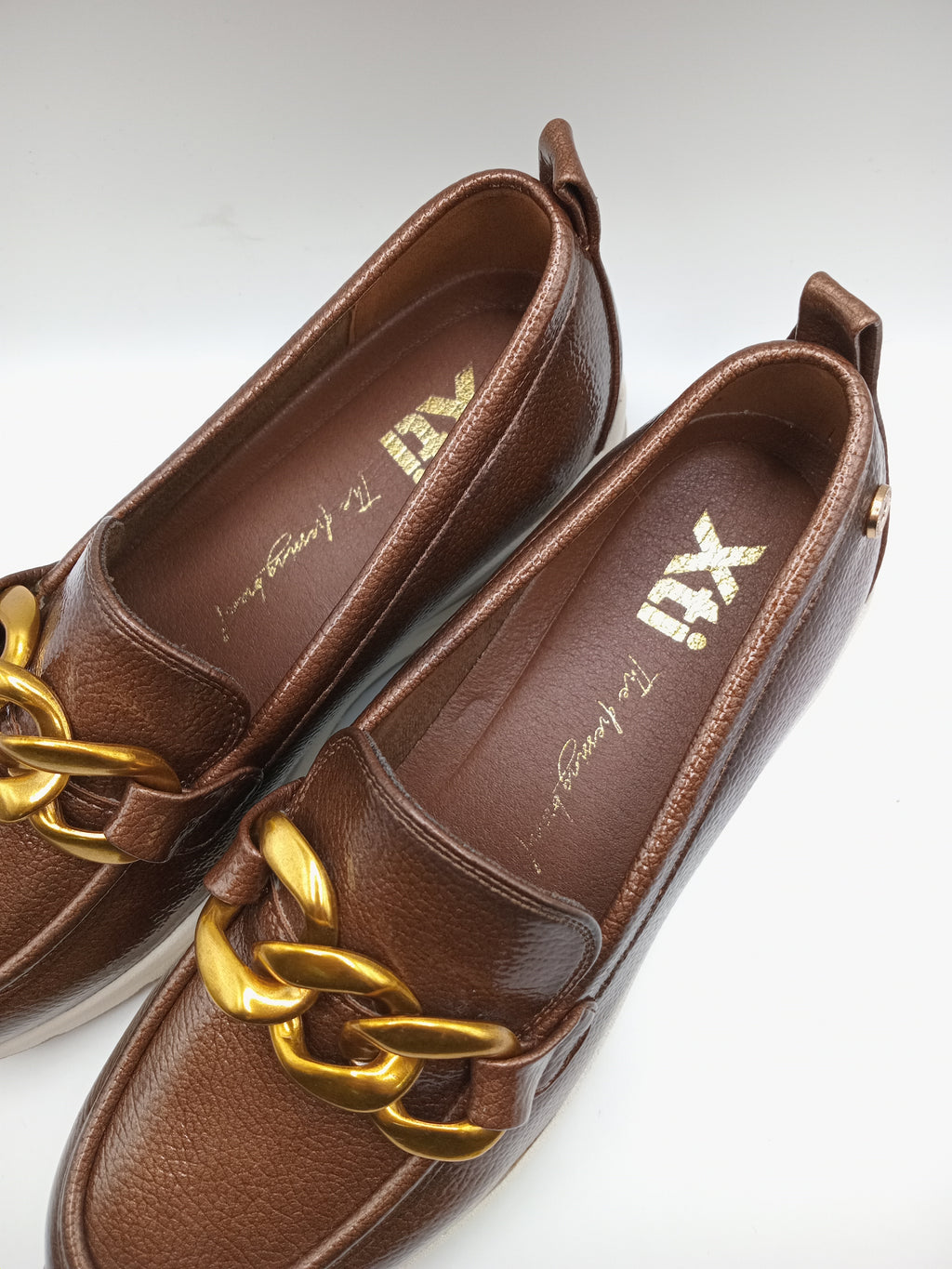 MOCASSIM PLATAFORMA XTI TAUPE CASTANHO ESCURO ECO PELE TIRA CORRENTE BICO REDONDO