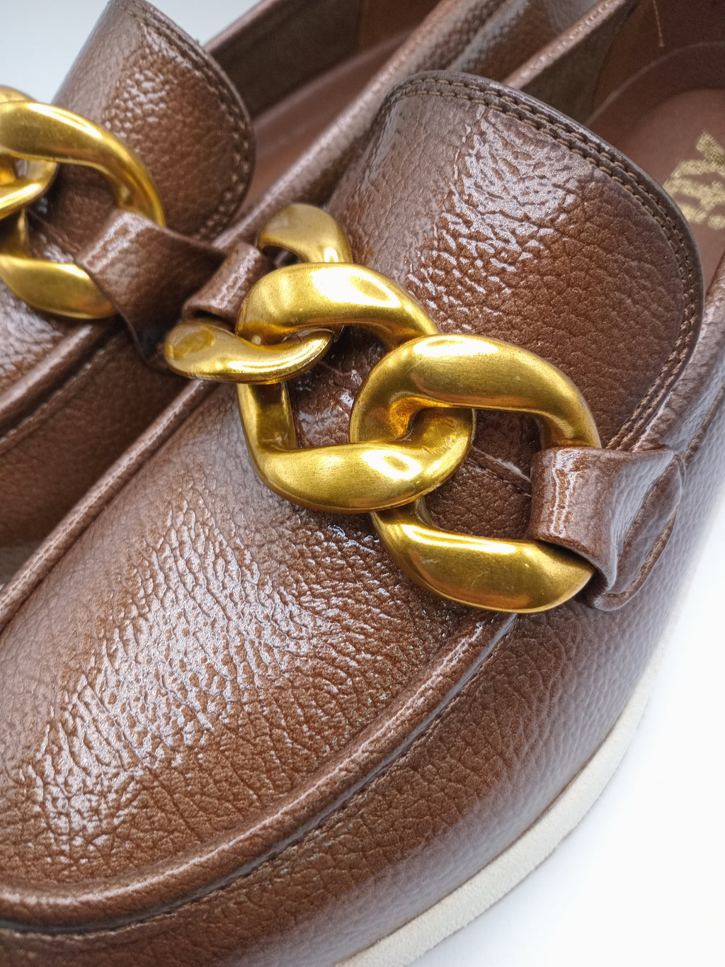 MOCASSIM PLATAFORMA XTI TAUPE CASTANHO ESCURO ECO PELE TIRA CORRENTE BICO REDONDO