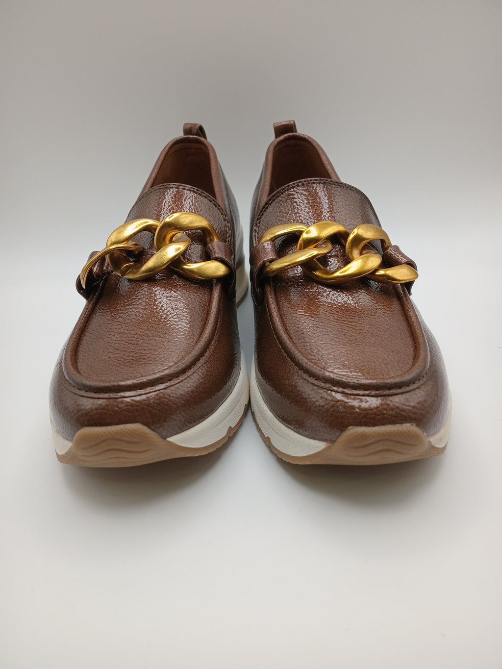 MOCASSIM PLATAFORMA XTI TAUPE CASTANHO ESCURO ECO PELE TIRA CORRENTE BICO REDONDO