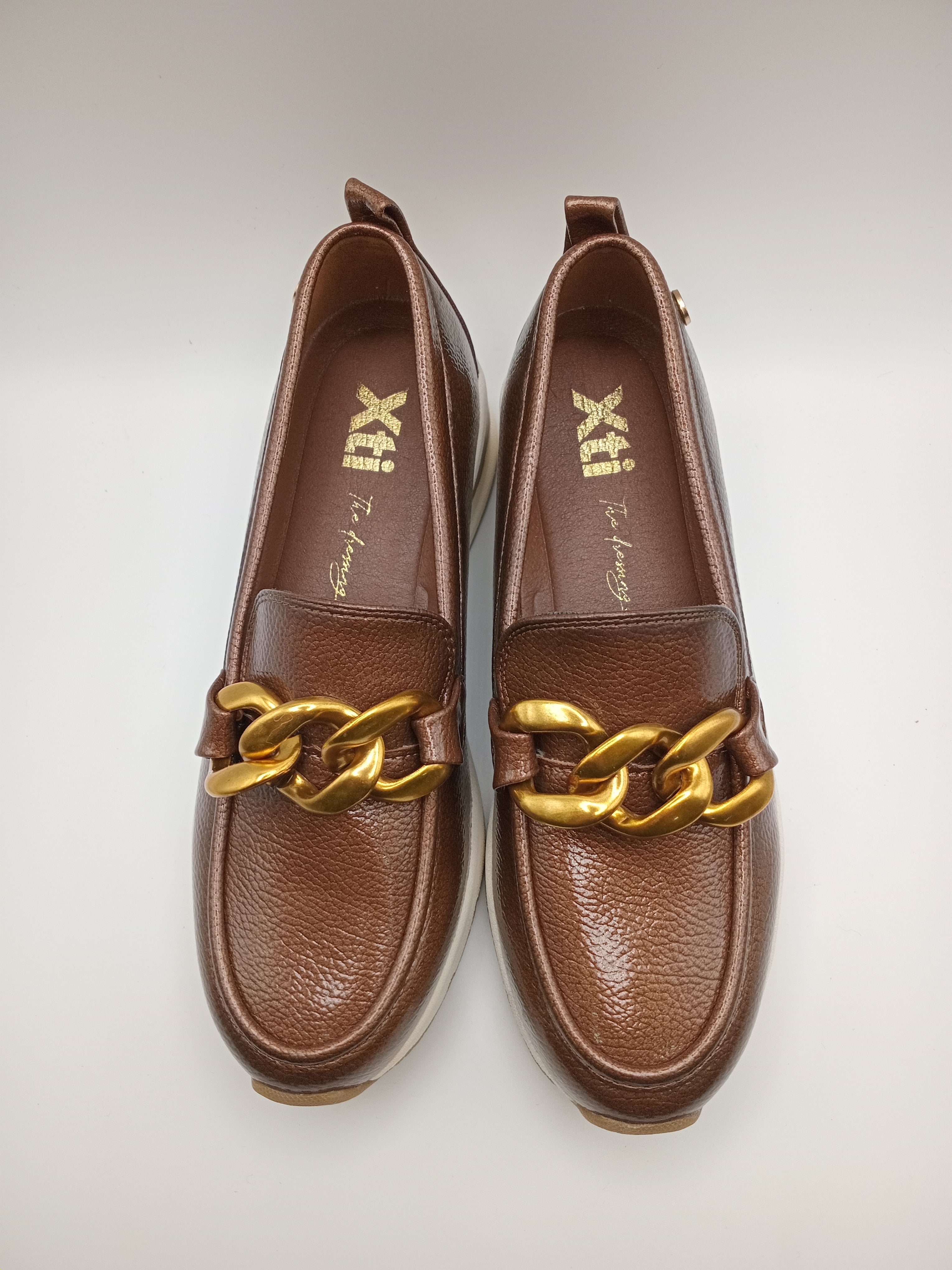 MOCASSIM PLATAFORMA XTI TAUPE CASTANHO ESCURO ECO PELE TIRA CORRENTE BICO REDONDO