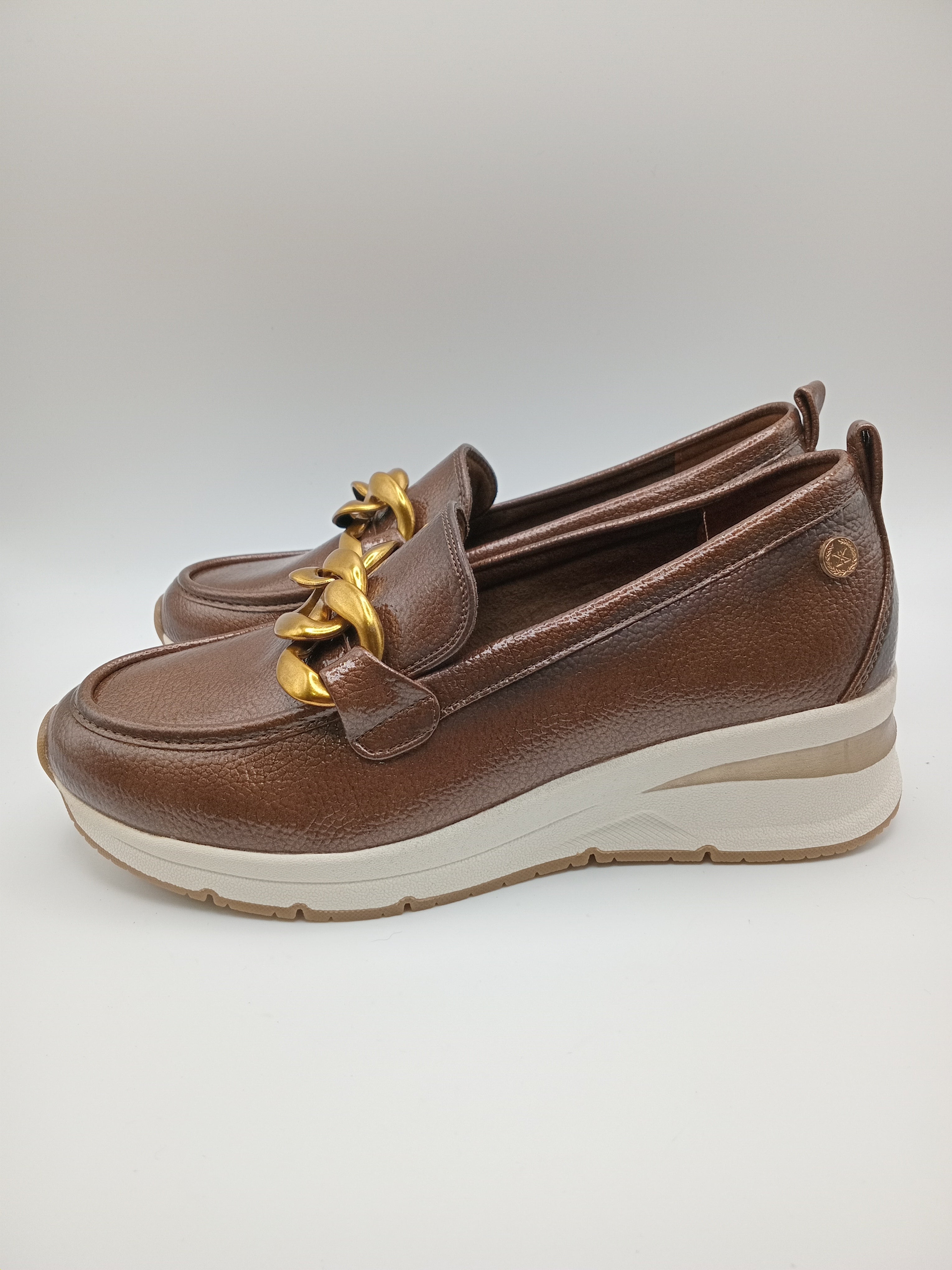 MOCASSIM PLATAFORMA XTI TAUPE CASTANHO ESCURO ECO PELE TIRA CORRENTE BICO REDONDO