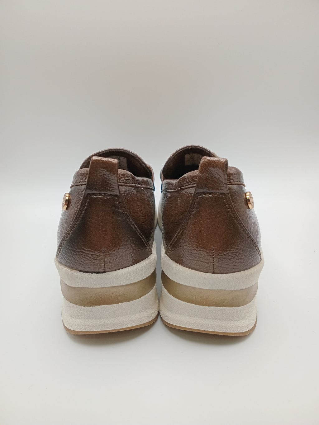 MOCASSIM PLATAFORMA XTI TAUPE CASTANHO ESCURO ECO PELE TIRA CORRENTE BICO REDONDO