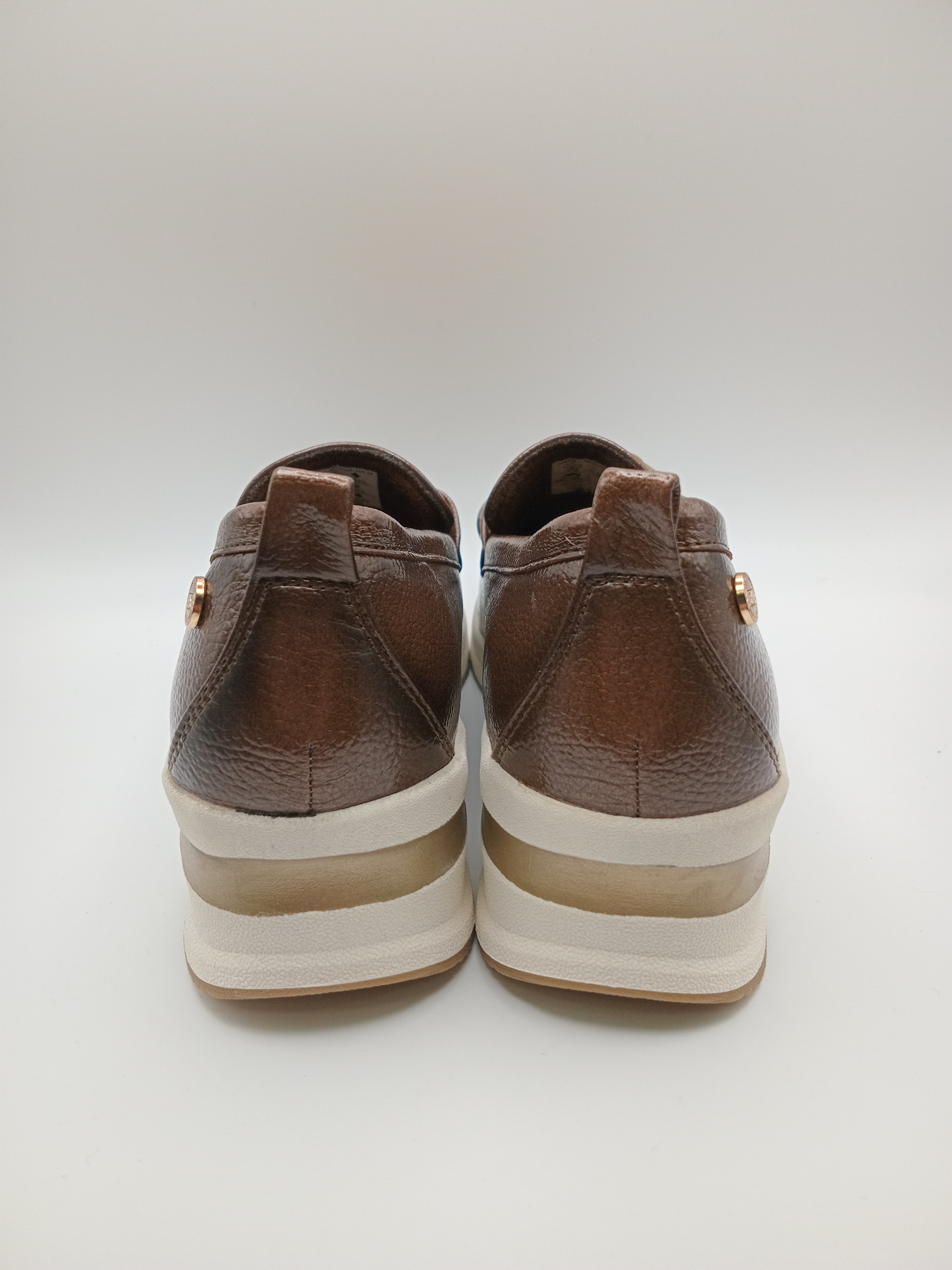 MOCASSIM PLATAFORMA XTI TAUPE CASTANHO ESCURO ECO PELE TIRA CORRENTE BICO REDONDO