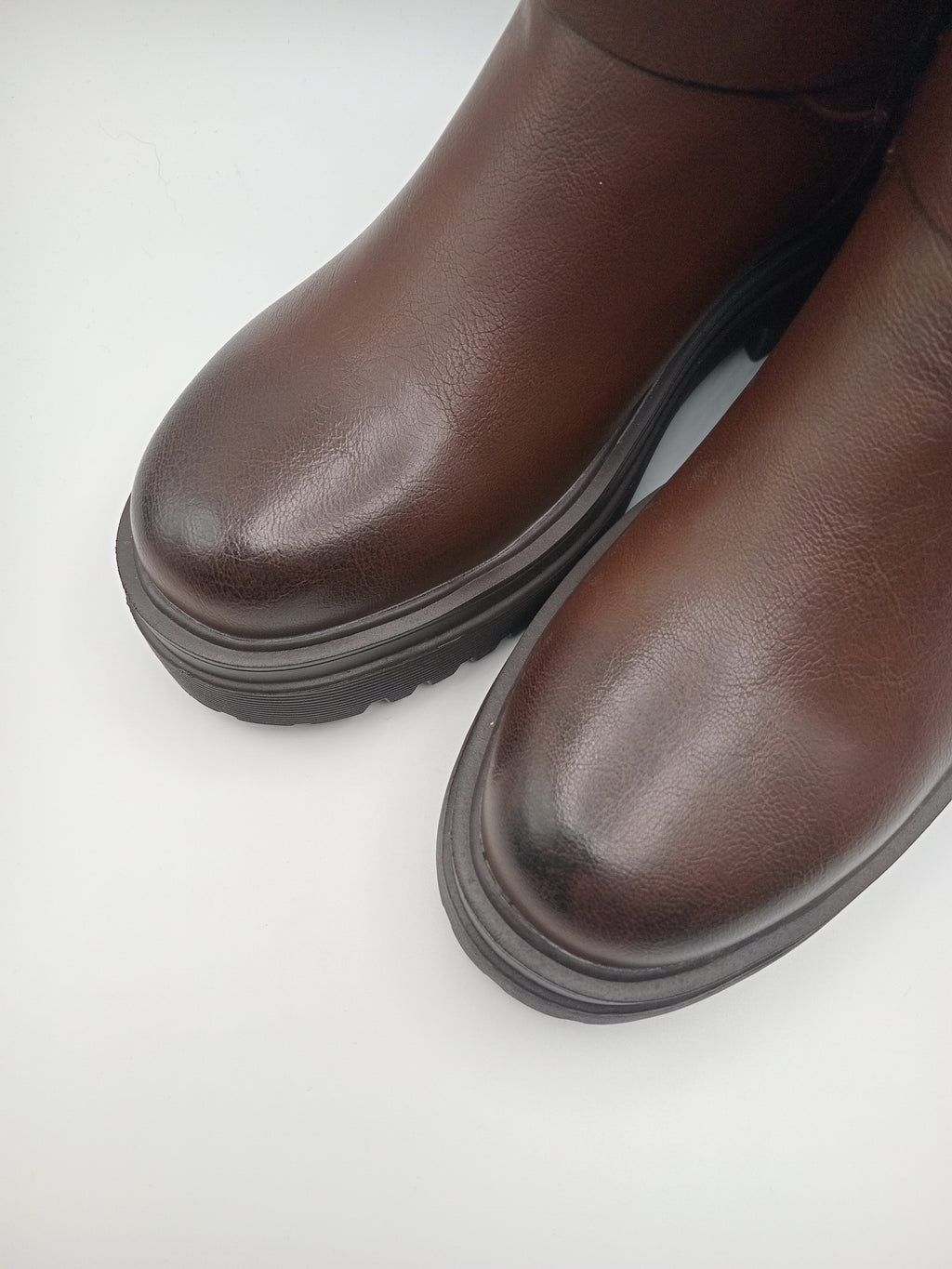 BOTA COTURNO BESTELLE CASTANHO ESCURO ECO PELE FECHO REGULÁVEL ZIPER