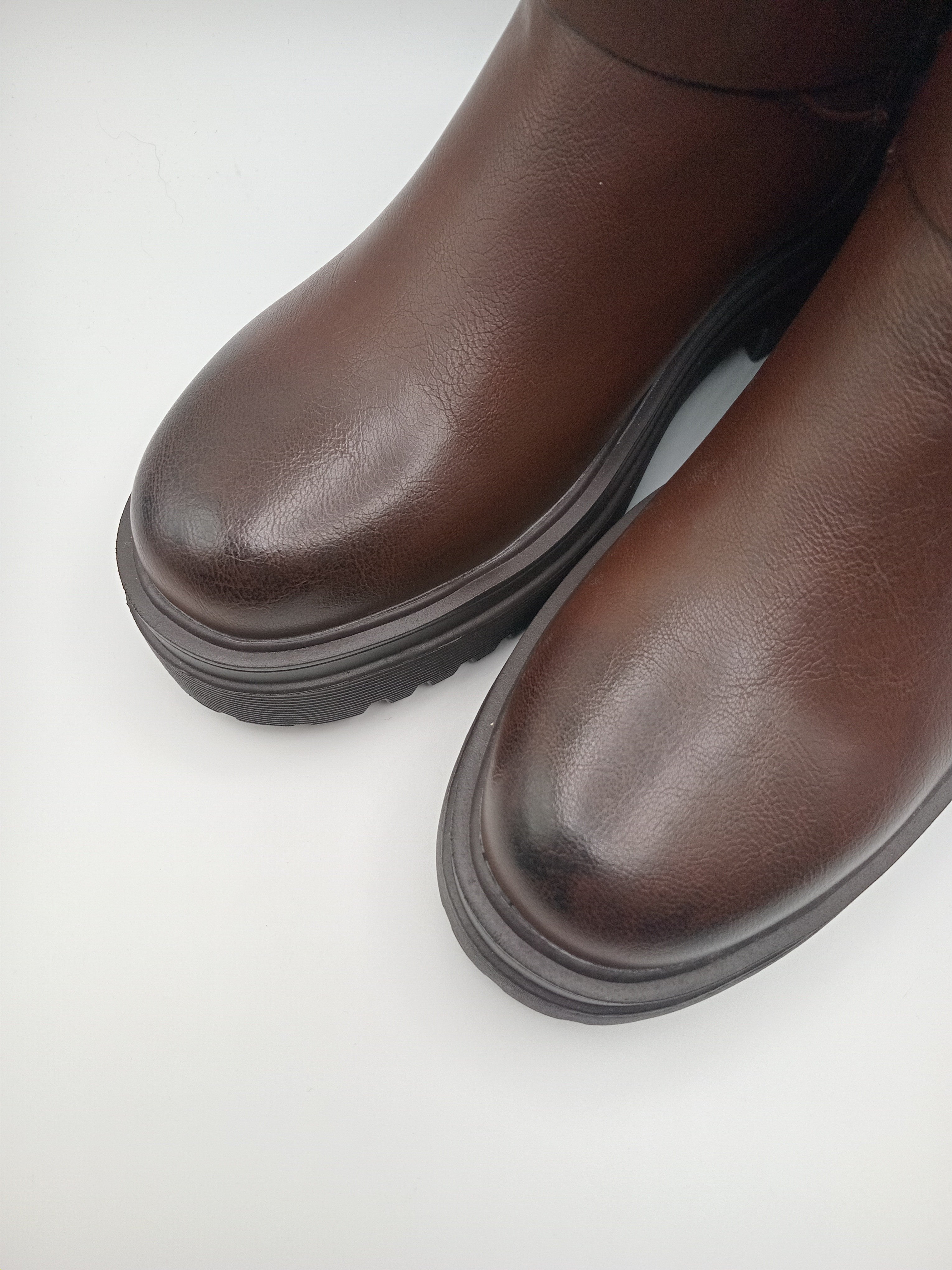 BOTA COTURNO BESTELLE CASTANHO ESCURO ECO PELE FECHO REGULÁVEL ZIPER