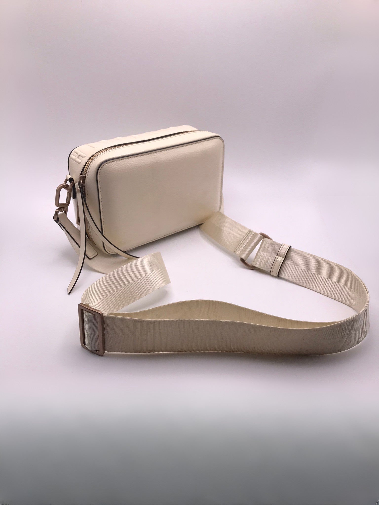 BOLSA CLUTCH HISPANITAS CREME ECO PELE LOGO ALTO RELEVO ALÇA REMOVÍVEL AJUSTÁVEL MALA