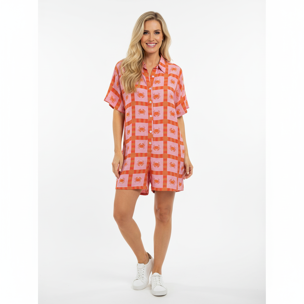 MACACÃO AMORADO LILAS SHORTS ESTAMPA CARANGUEIJO BOTÕES FRONTAL BOLSOS LATERAL