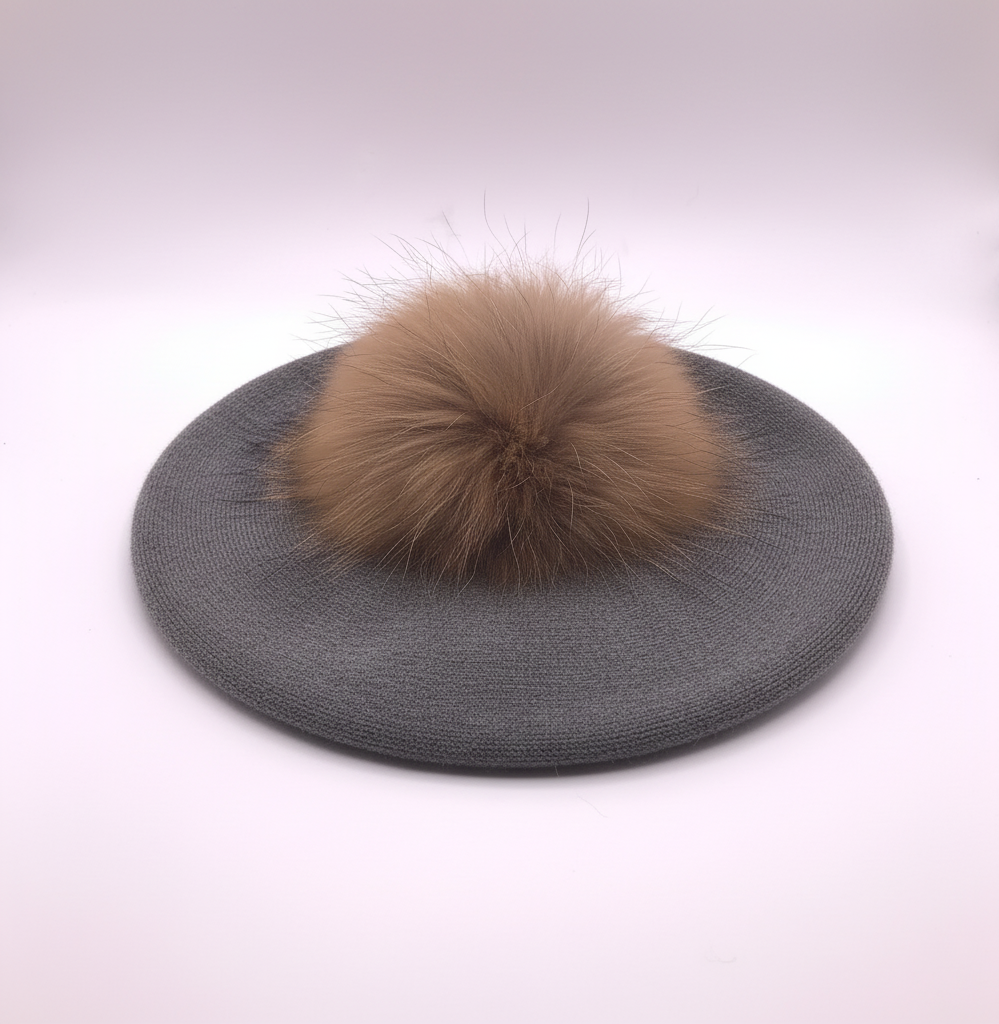BOINA CINZA POMPOM PELO CASTANHO