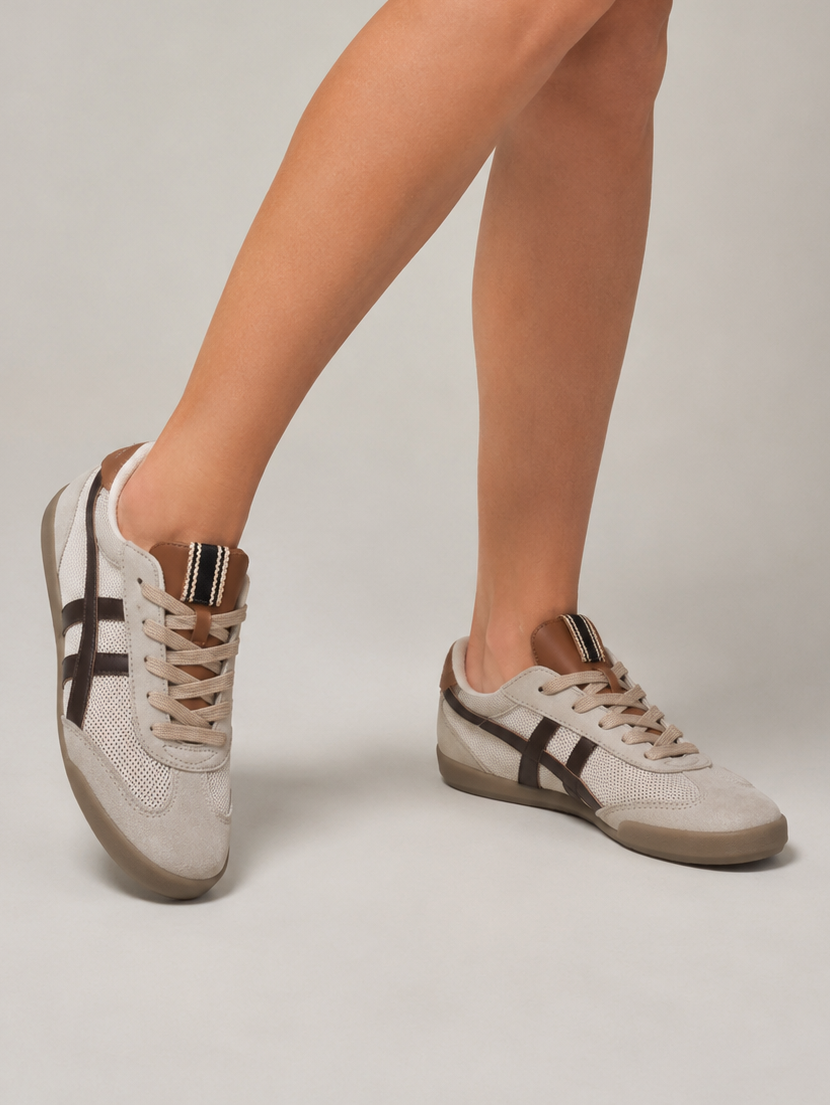 Ténis Corina de senhora casuais em bege e castanho cafe; sapatos femininos respiráveis de verão com atacadores brilhantes e sola rasa confortáveis para o dia a dia