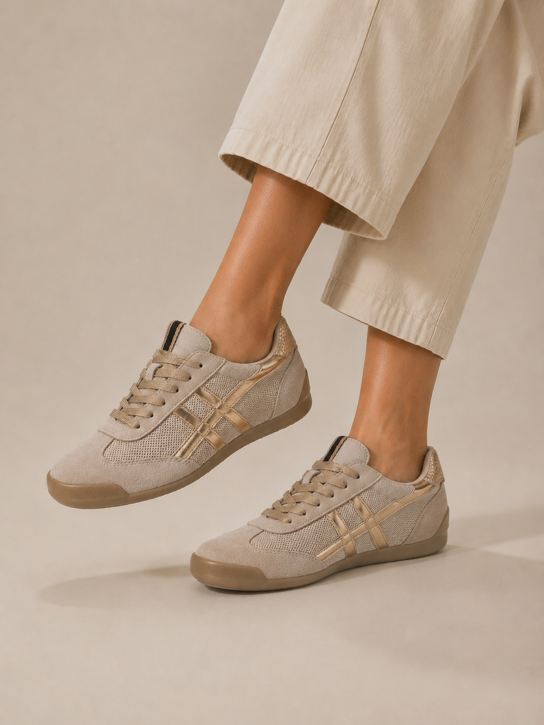 Ténis Corina de senhora casuais em bege e dourado Platino; sapatos femininos respiráveis de verão com atacadores brilhantes e sola rasa confortáveis para o dia a dia