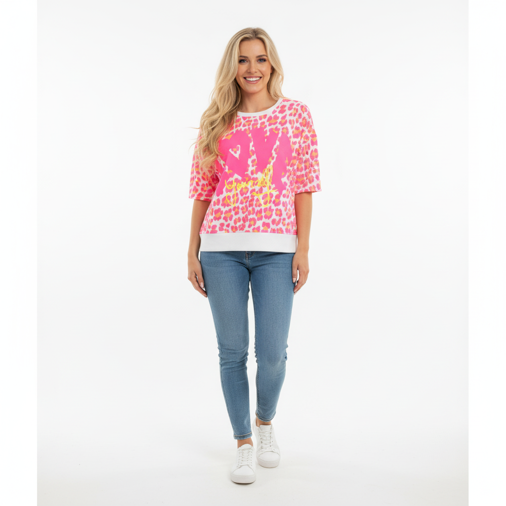 CAMISOLA CAMILLE FRANCE ROSA NEON BRANCO LEOPARDO ANIMAL PRINT DECOTE CANOA MANGA CURTA ESTAMPA LOVE YOURSELF