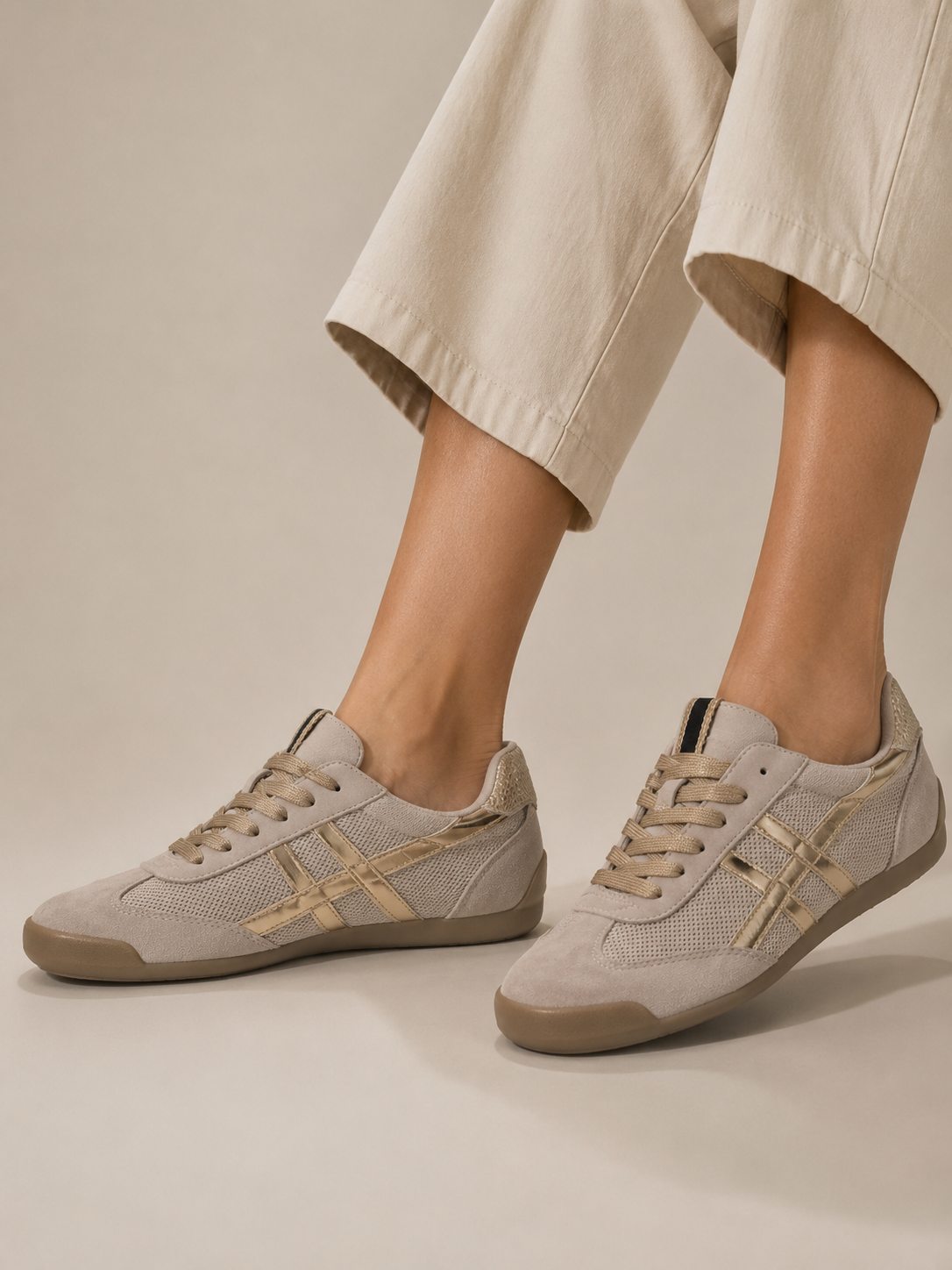 Ténis Corina de senhora casuais em bege e dourado Platino; sapatos femininos respiráveis de verão com atacadores brilhantes e sola rasa confortáveis para o dia a dia