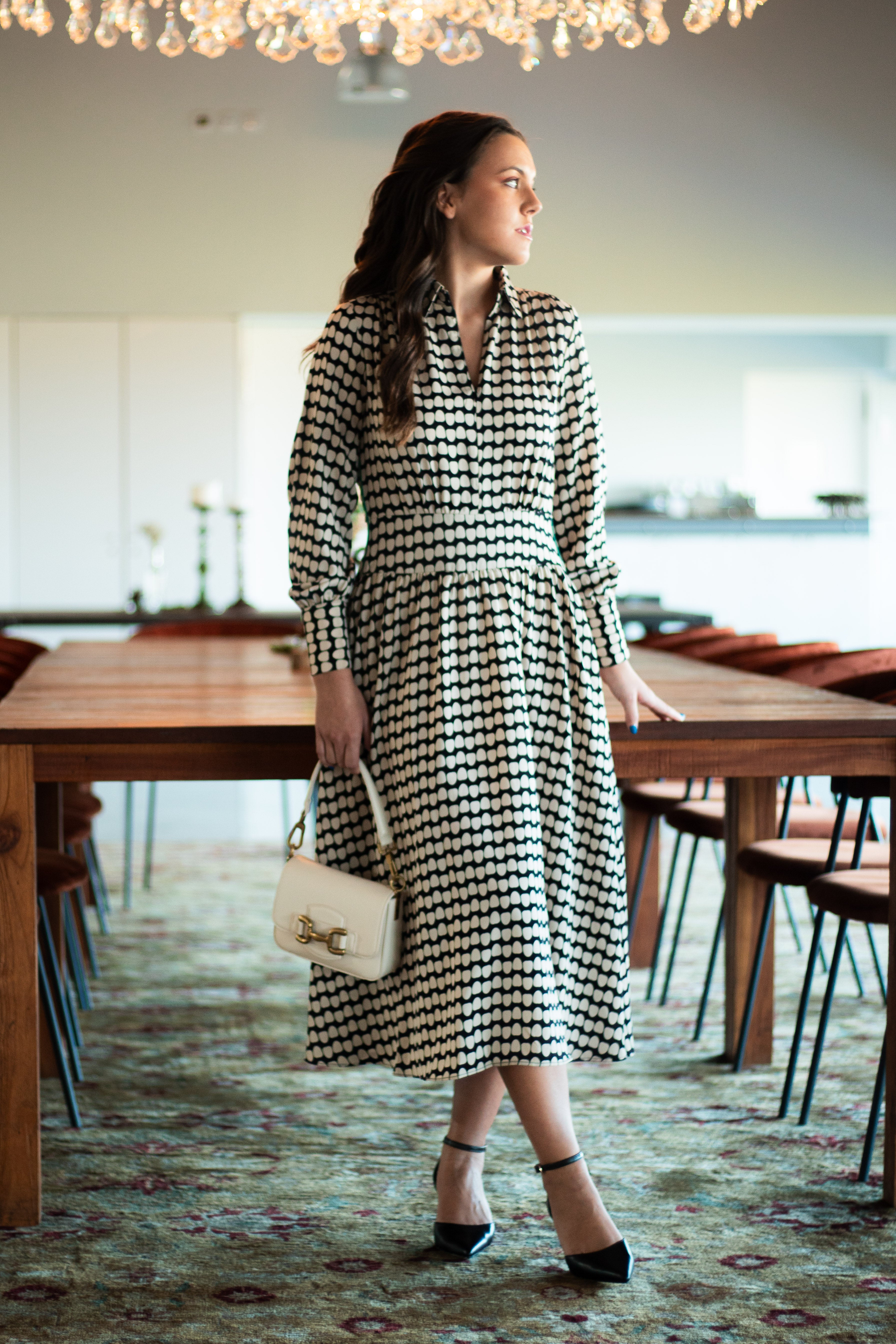 VESTIDO SKATIE BRAND BRANCO E PRETO PADRÃO BOLAS AJUSTE TRASEIRO ELÁSTICO PUNHOS BOTÕES ZIPER FRONTAL LONGO