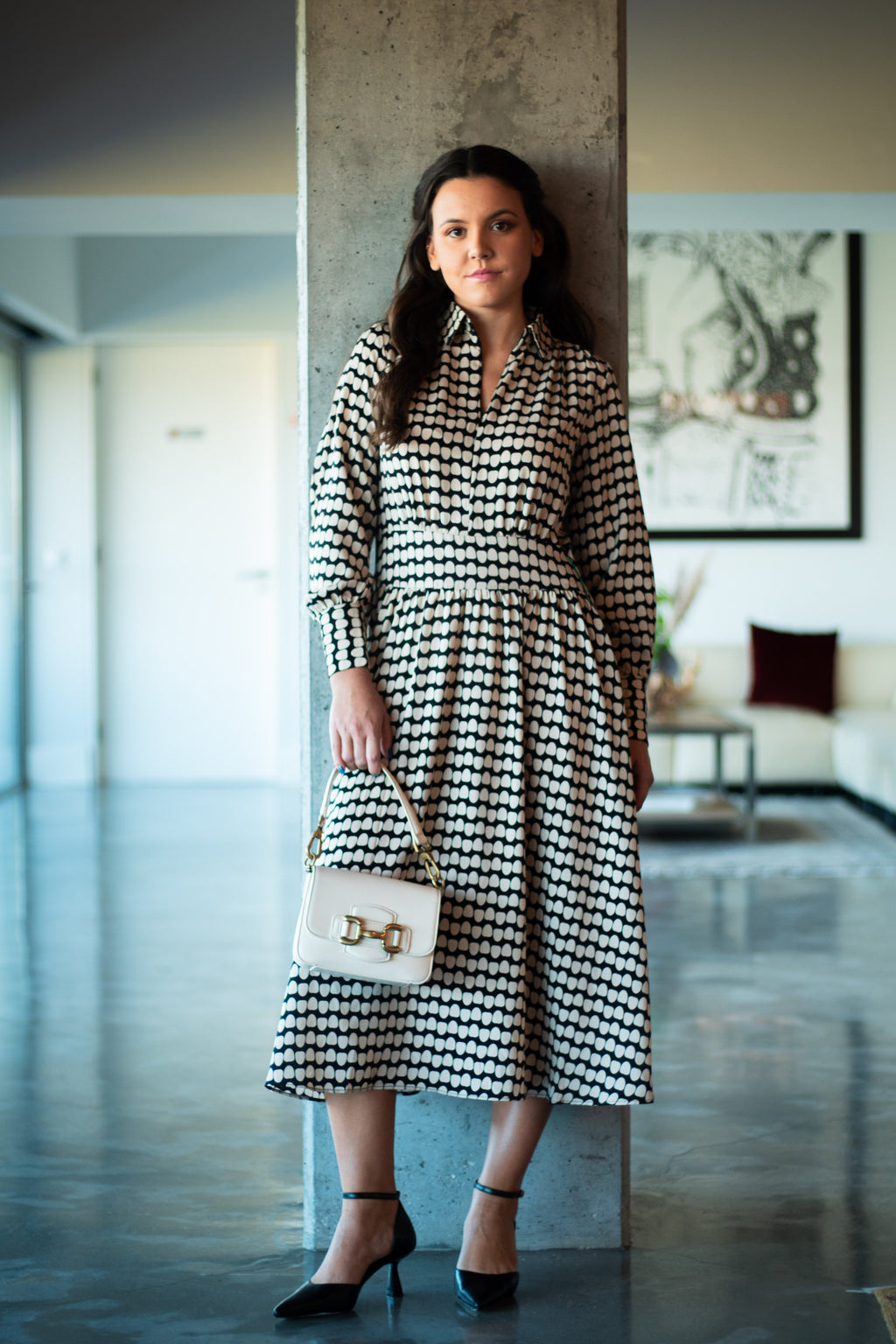 VESTIDO SKATIE BRAND BRANCO E PRETO PADRÃO BOLAS AJUSTE TRASEIRO ELÁSTICO PUNHOS BOTÕES ZIPER FRONTAL LONGO