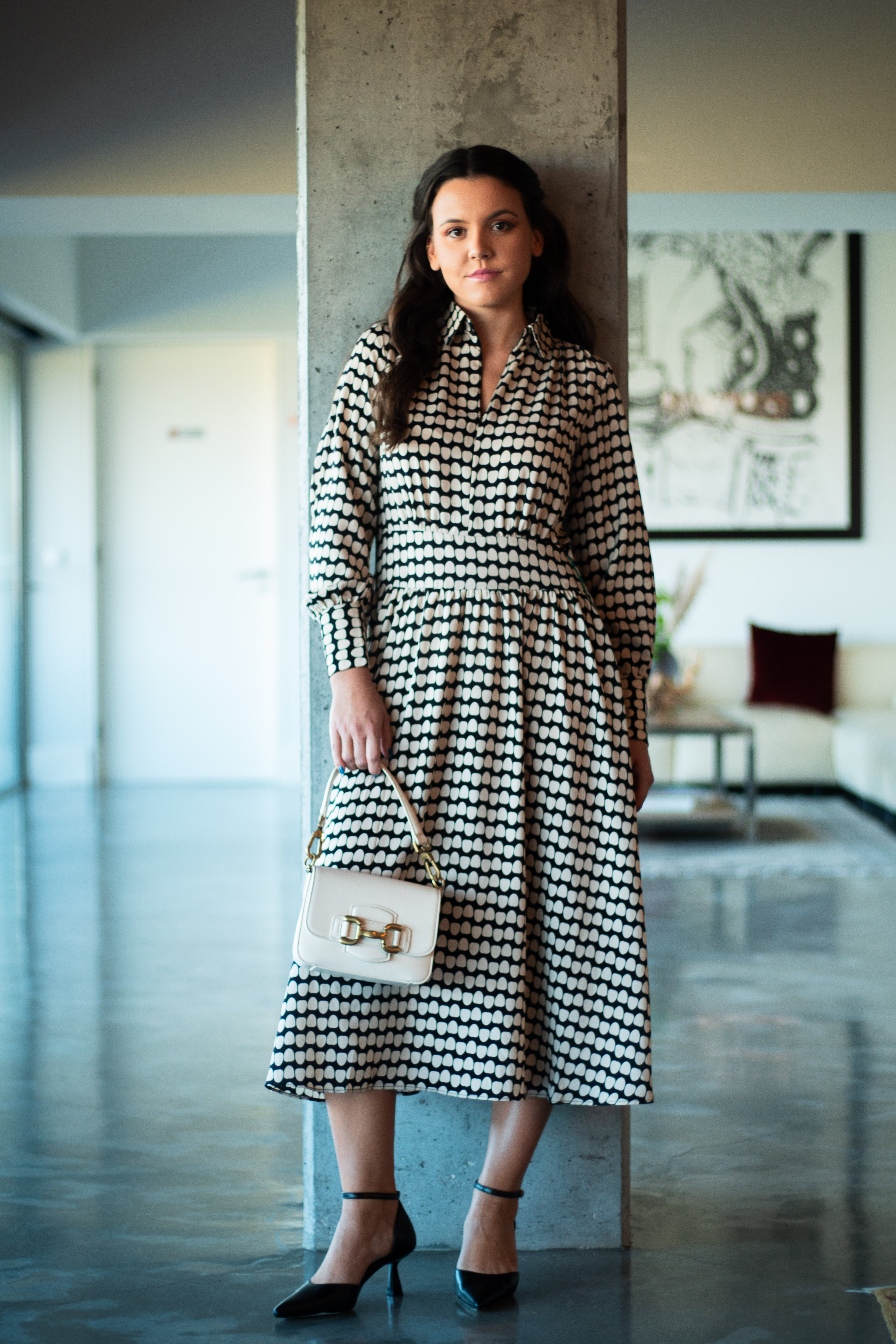 VESTIDO SKATIE BRAND BRANCO E PRETO PADRÃO BOLAS AJUSTE TRASEIRO ELÁSTICO PUNHOS BOTÕES ZIPER FRONTAL LONGO
