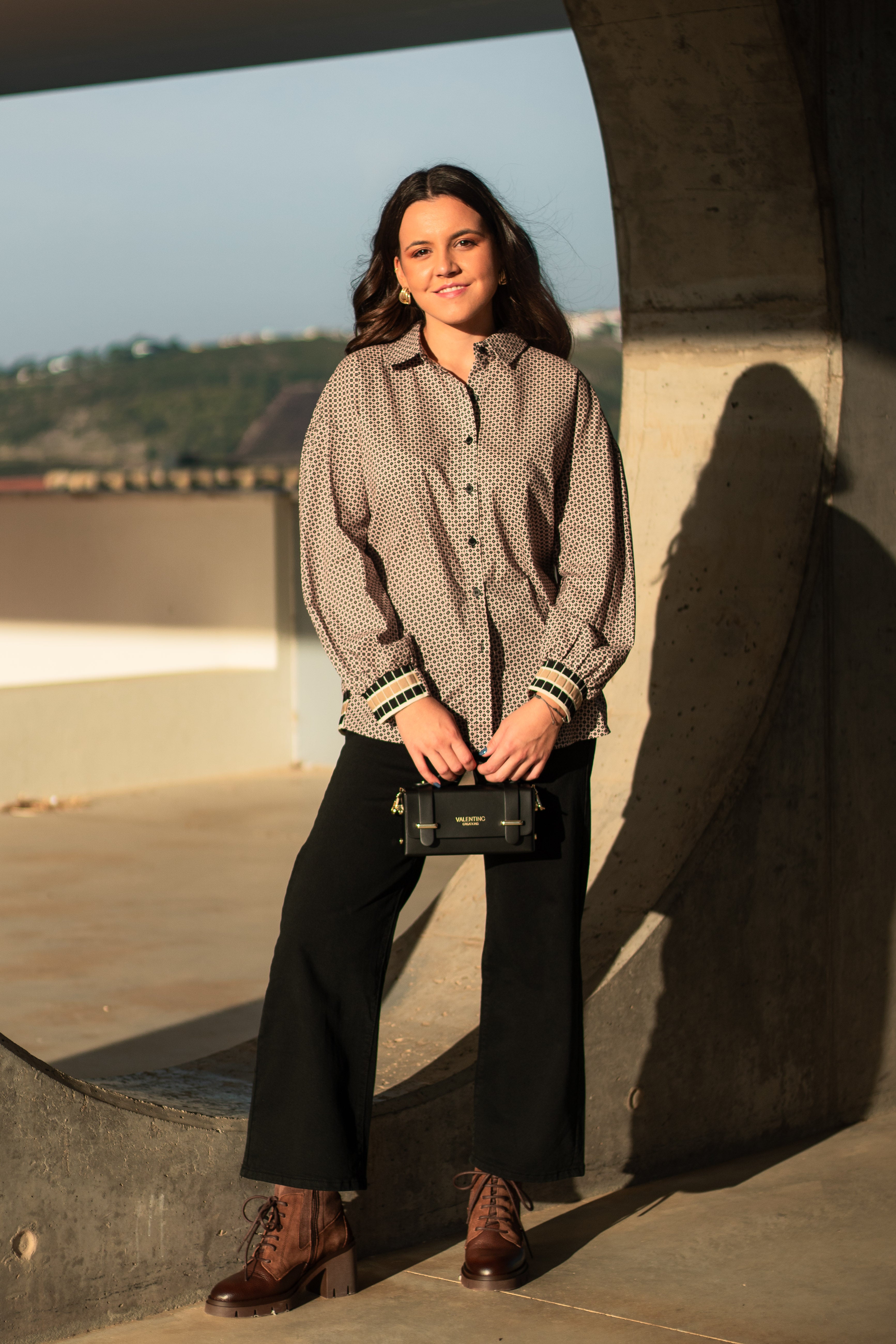 CAMISA SKATIE BRAND BEGE CASTANHO PRETO E BRANCO ESTAMPA GEOMETRICA MINI LOSANGO