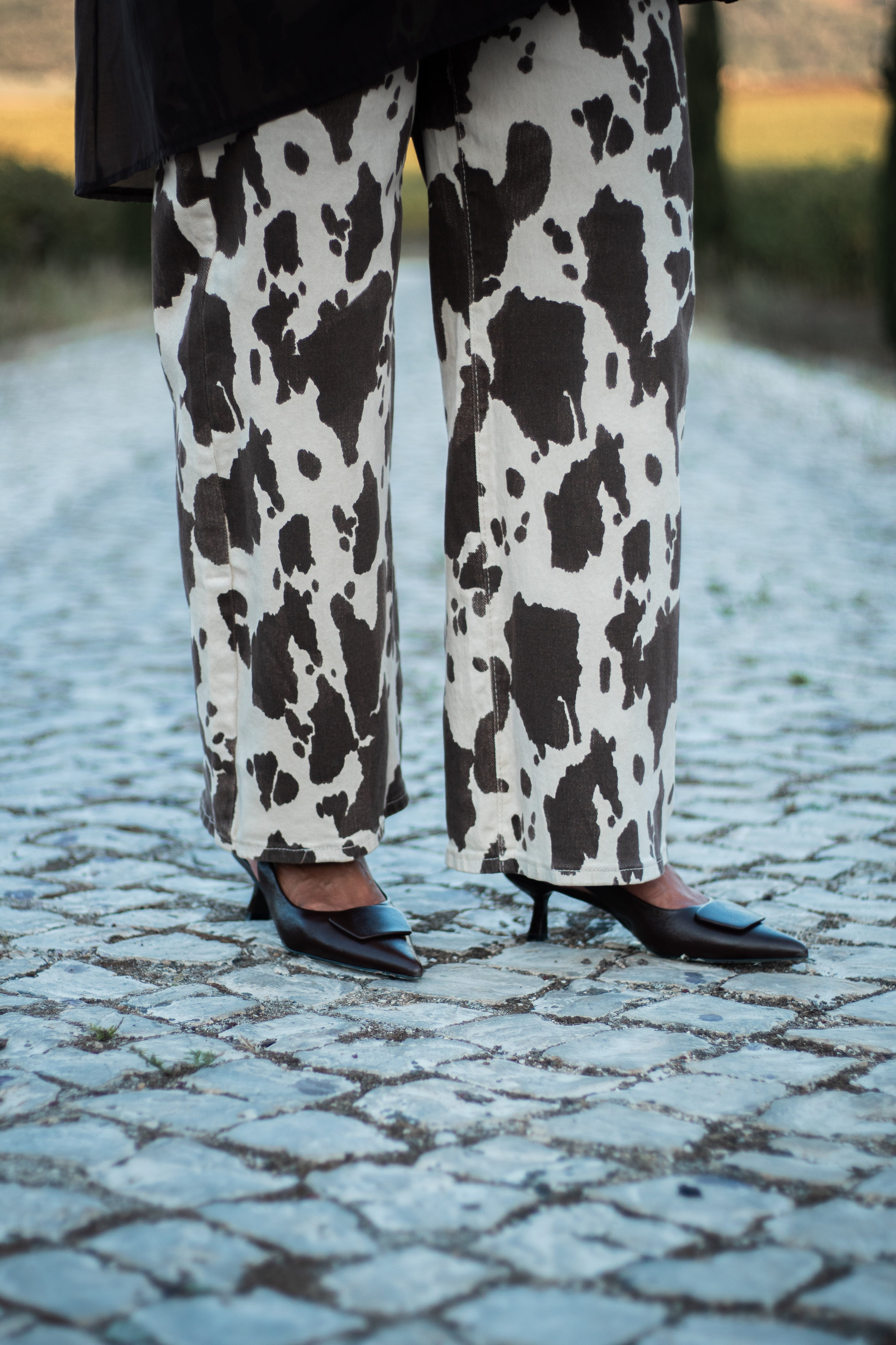 CALÇA RETA Y•TWO WOMAN VACA COW CASTANHO ESCURO E BEGE BOLSOS ZIPER