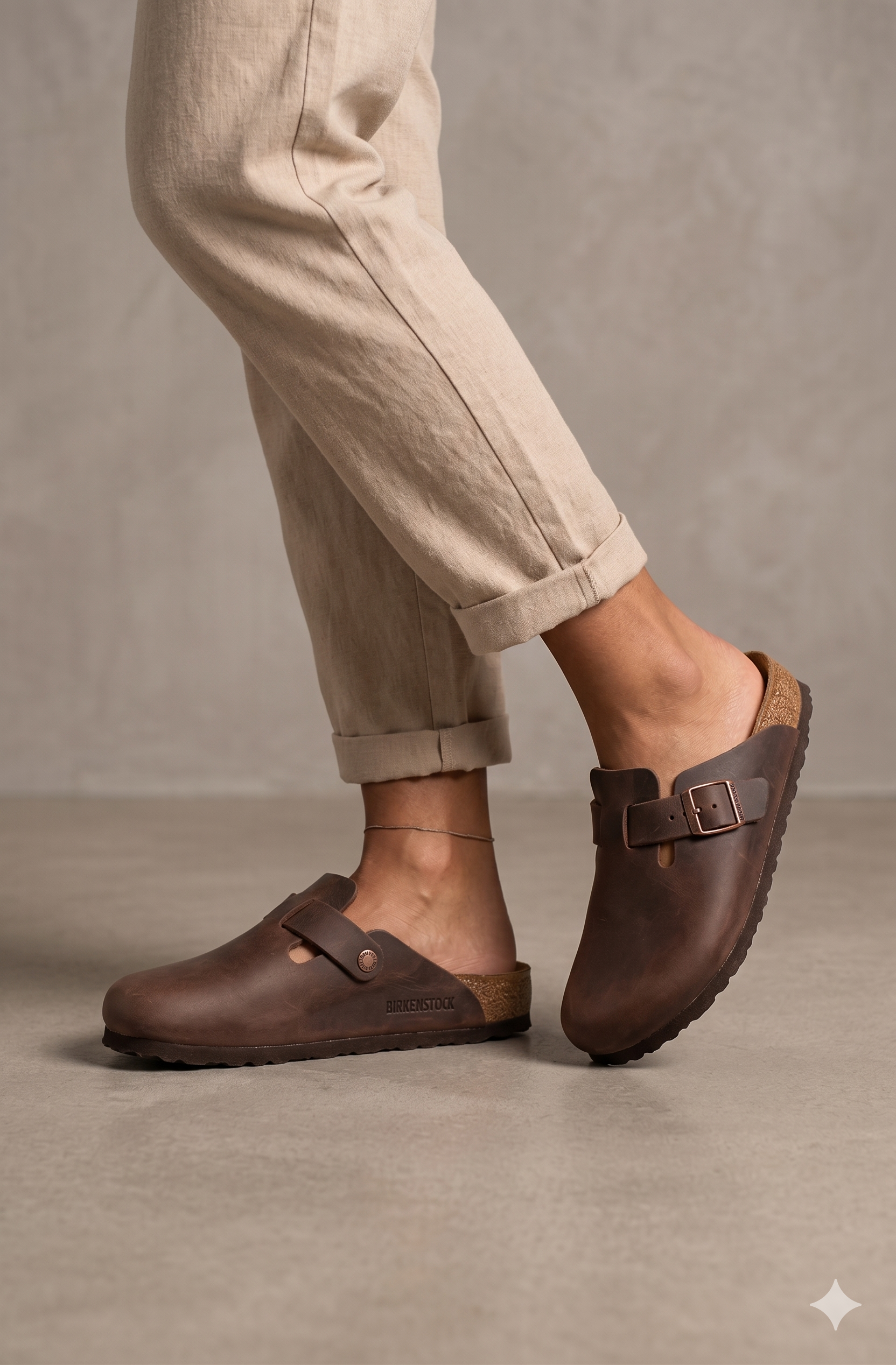 Sapatos Birkenstock Boston BS Habana Castanho escuro casuais de camurça com fivela ajustável, socas confortáveis com sola de cortiça ergonómica, calçado unissexo estilo clássico para uso diário