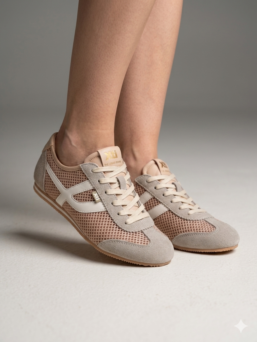 Ténis Femininos Xti em Bege Nude Rose; Sapatilhas Desportivas Urbanas em Malha e Camurça; Calçado Casual Confortável com Detalhes Dourados e Design Moderno