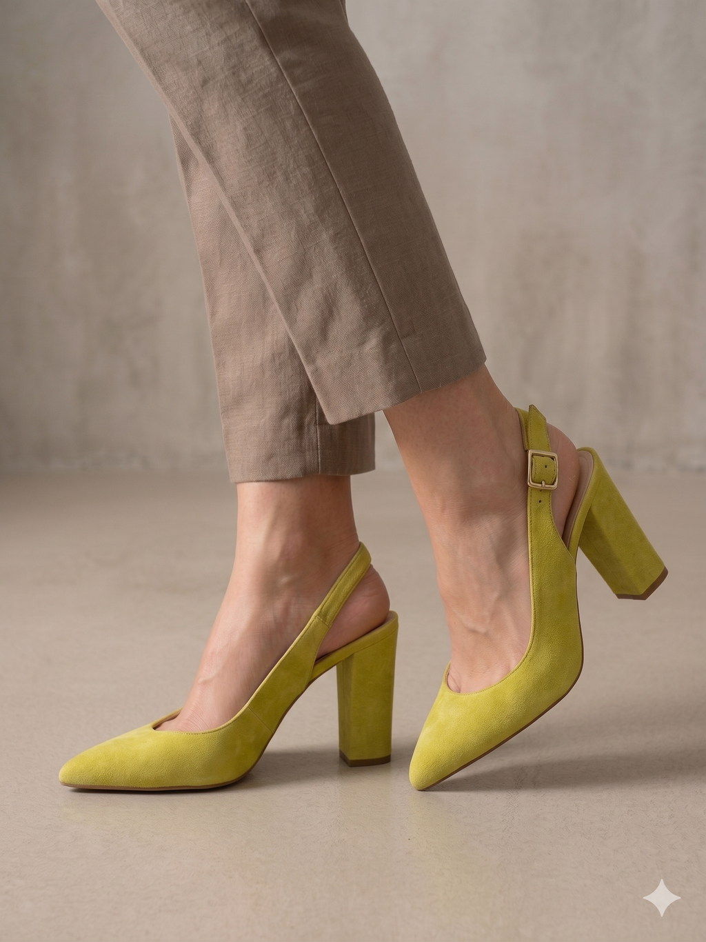 Sapato de Salto Alto Médio Grosso Feminino Macadi; Sandália Slingback em Camurça Amarela com Bico Fino; Calçado Elegante de Festa e Casual para Mulher