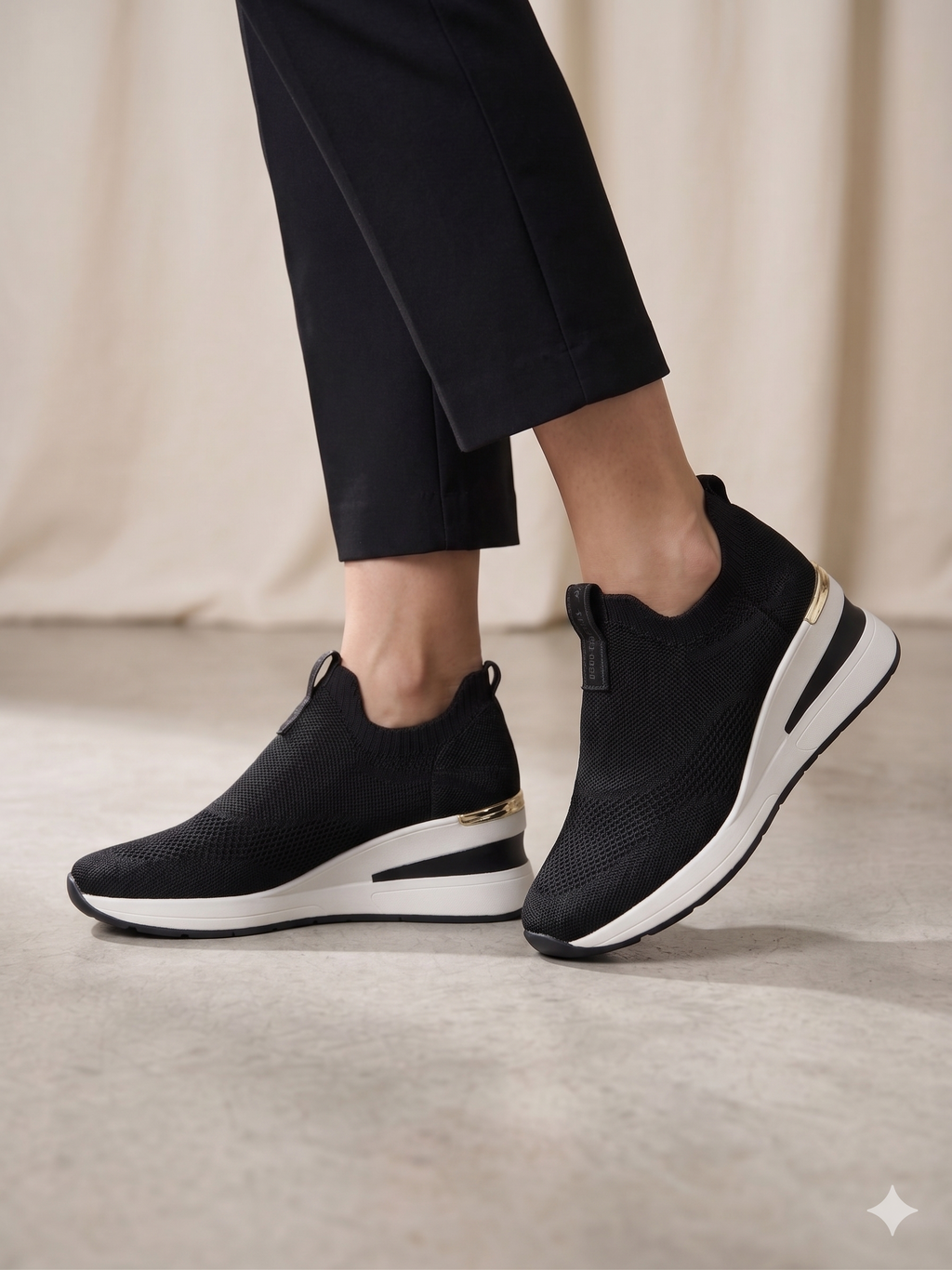 Sapatilhas Xti slip-on sem atacadores pretas com cunha e detalhe dourado; ténis de senhora em malha elástica confortáveis; calçado feminino moderno e leve para o dia a dia