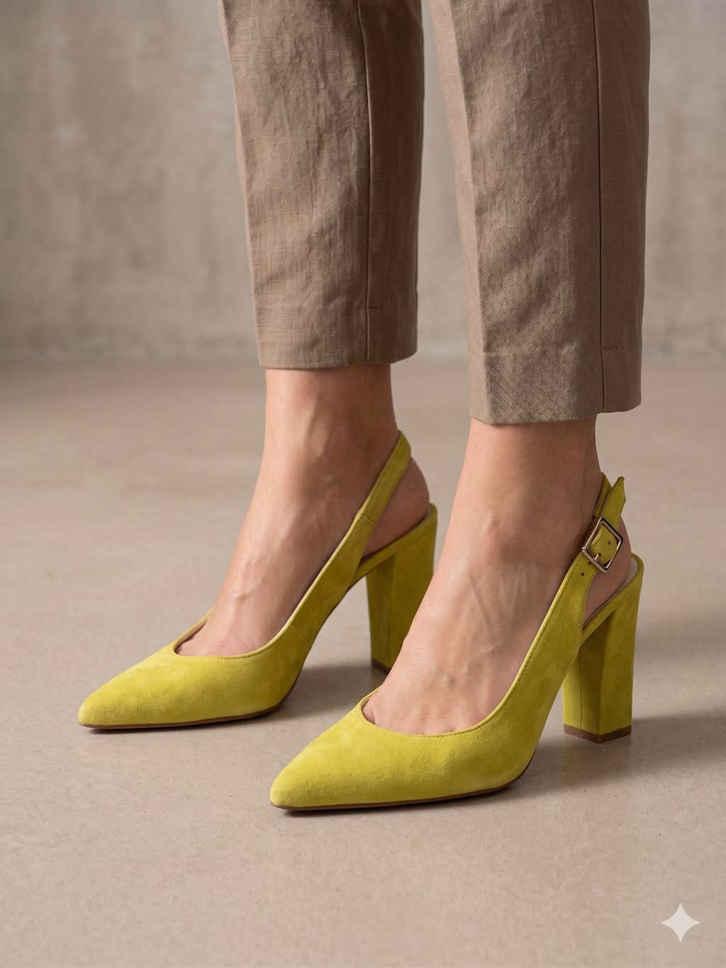 Sapato de Salto Alto Médio Grosso Feminino Macadi; Sandália Slingback em Camurça Amarela com Bico Fino; Calçado Elegante de Festa e Casual para Mulher