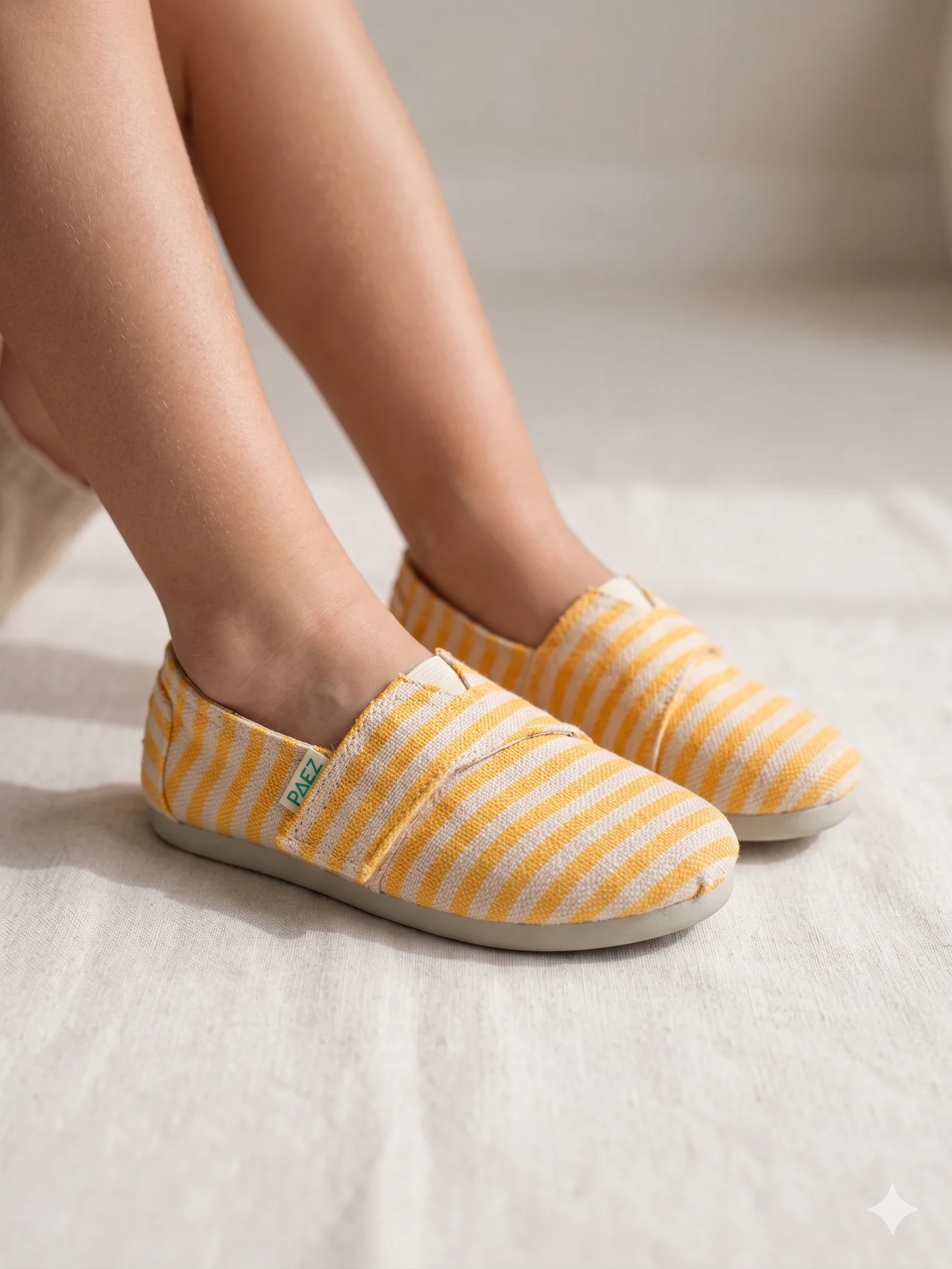 Alpargatas Infantis Paez com Riscas Amarelas e Brancas; Sapatos de Lona para Criança com Fecho de Velcro; Calçado Casual Confortável e Respirável para Verão; Alpargatas Clássicas de Tecido com Sola de Borracha