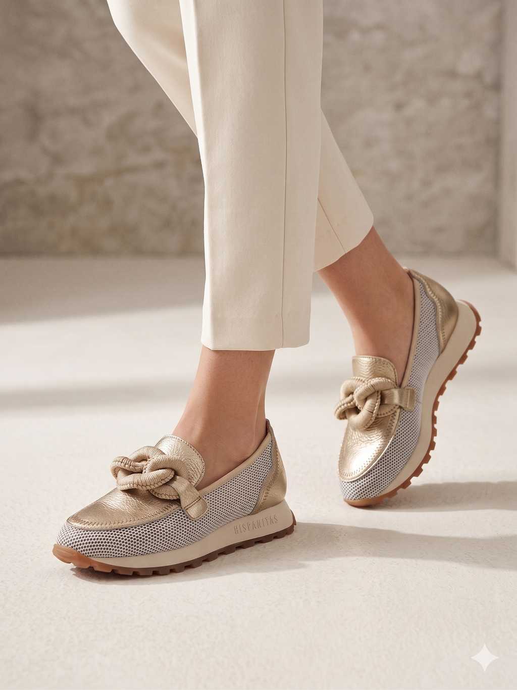 Mocassins Hispanitas Mulher Dourado; Sapatos Mocasins Desportivos em Pele com Malha Respirável e Detalhe de Corrente Intercalada Confortáveis