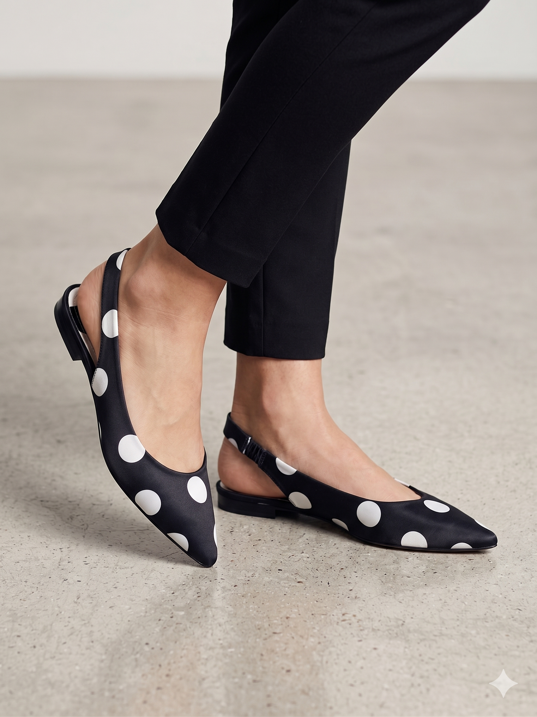 Sapatos rasos Corina slingback com padrão de bolas pretas e brancas; sabrinas de bico fino elegantes; calçado feminino confortável para festa e dia a dia