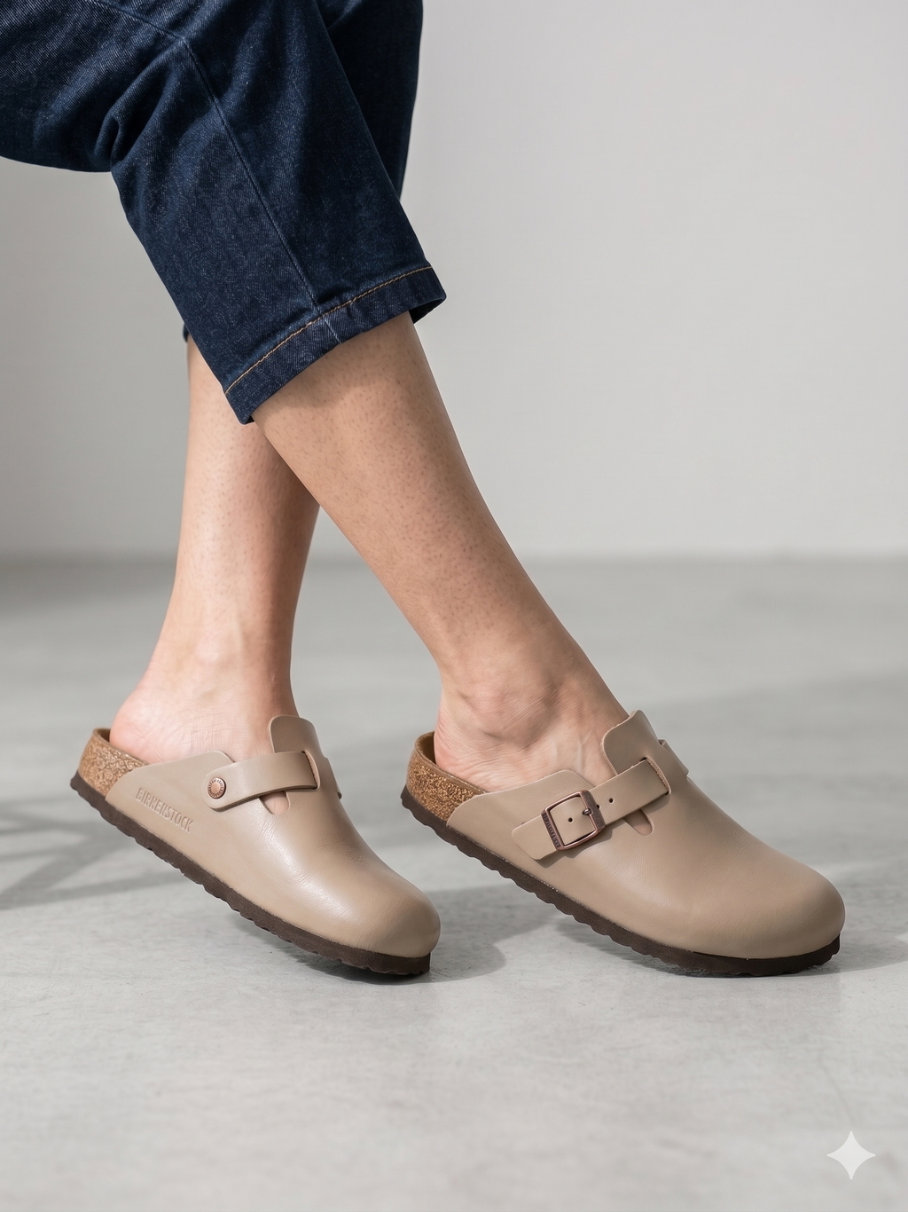 Sapatos Birkenstock Boston Bege casuais de camurça com fivela ajustável, socos confortáveis com sola de cortiça ergonómica, calçado unissexo estilo clássico para uso diário
