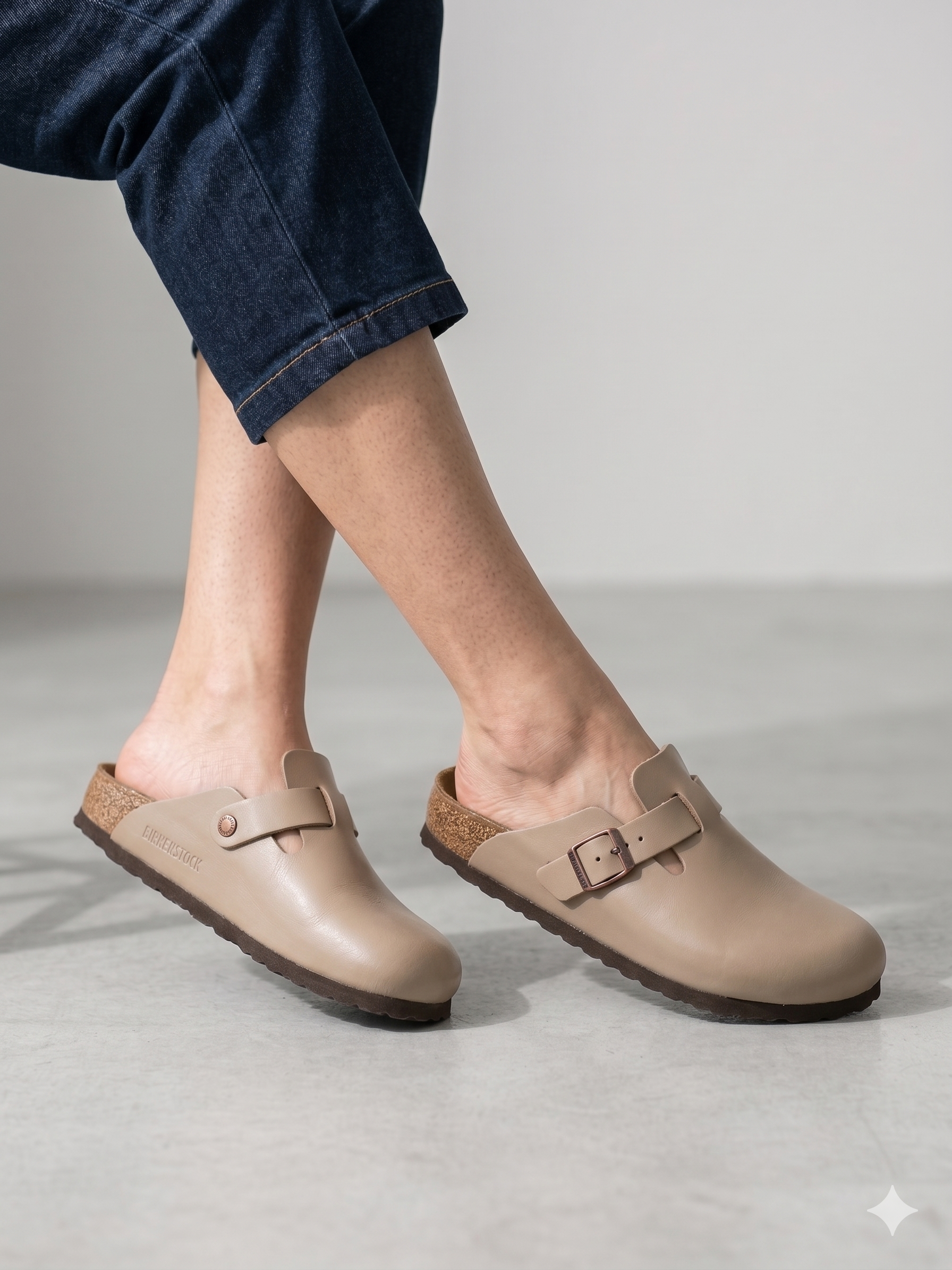 Sapatos Birkenstock Boston Bege casuais de camurça com fivela ajustável, socos confortáveis com sola de cortiça ergonómica, calçado unissexo estilo clássico para uso diário