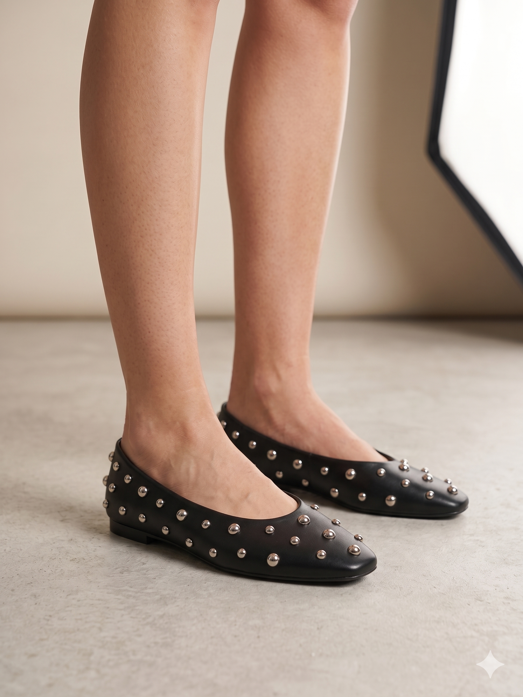 Sapatilhas Pretas Femininas Corina com Tachas Prateadas; Sabrinas Elegantes de Bico Quadrado; Sapatos Rasos Confortáveis para Trabalho e Lazer; Calçado Casual Moderno com Detalhes Metálicos