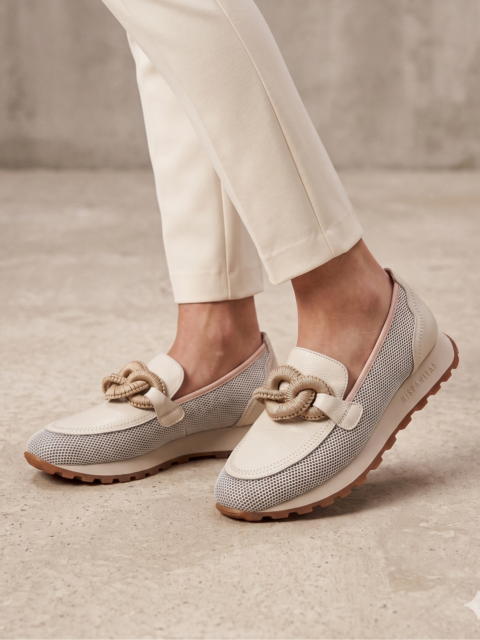 Mocassins Hispanitas Mulher Creme; Sapatos Mocasins Desportivos em Pele com Malha Respirável e Detalhe de Corrente Intercalada Confortáveis