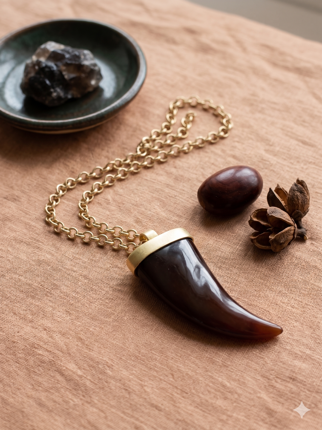 Colar Longo Feminino Corrente Dourada Elo Português com Pingente Chifre Dente Resina Marrom Estilo Boho Chic Elegante